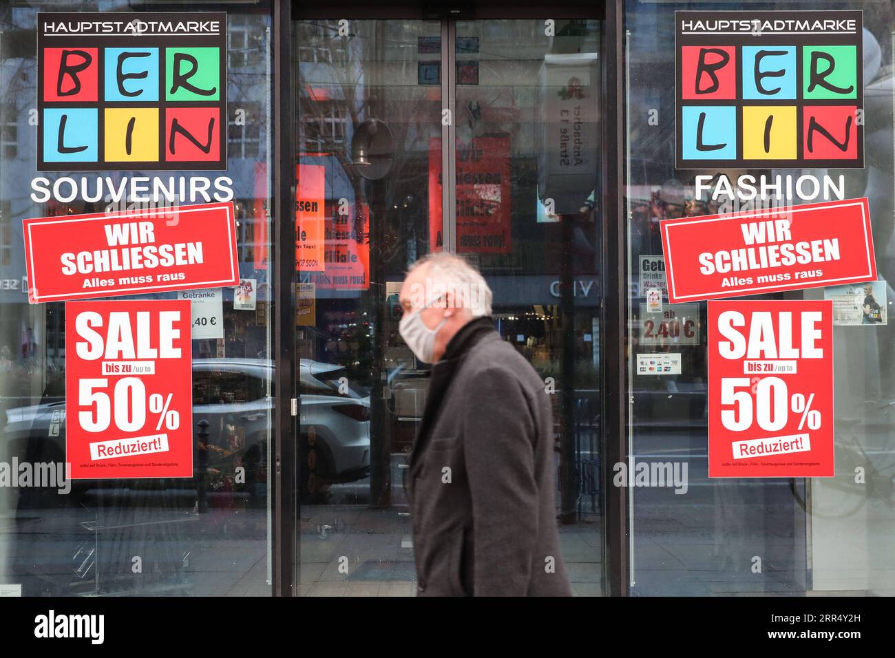201216 -- BERLINO, 16 dicembre 2020 -- Una passeggiata pedonale passa davanti a un negozio di souvenir chiuso a Berlino, capitale della Germania, 16 dicembre 2020. La Germania entrerà in un blocco più severo da mercoledì, chiudendo negozi non essenziali e limitando le dimensioni degli incontri privati, il Cancelliere Angela Merkel e i leader regionali hanno concordato domenica. Secondo un documento politico, le misure restrittive più severe, che saranno efficaci fino al 10 gennaio, sono state in risposta a una crescita esponenziale del numero di casi di COVID-19 in Germania. ShanYuqi GERMANY-BERLIN-COVID-19-LOCKDOWN ShanxYuqi PUBLICATIONxNOTxINxCHN Foto Stock