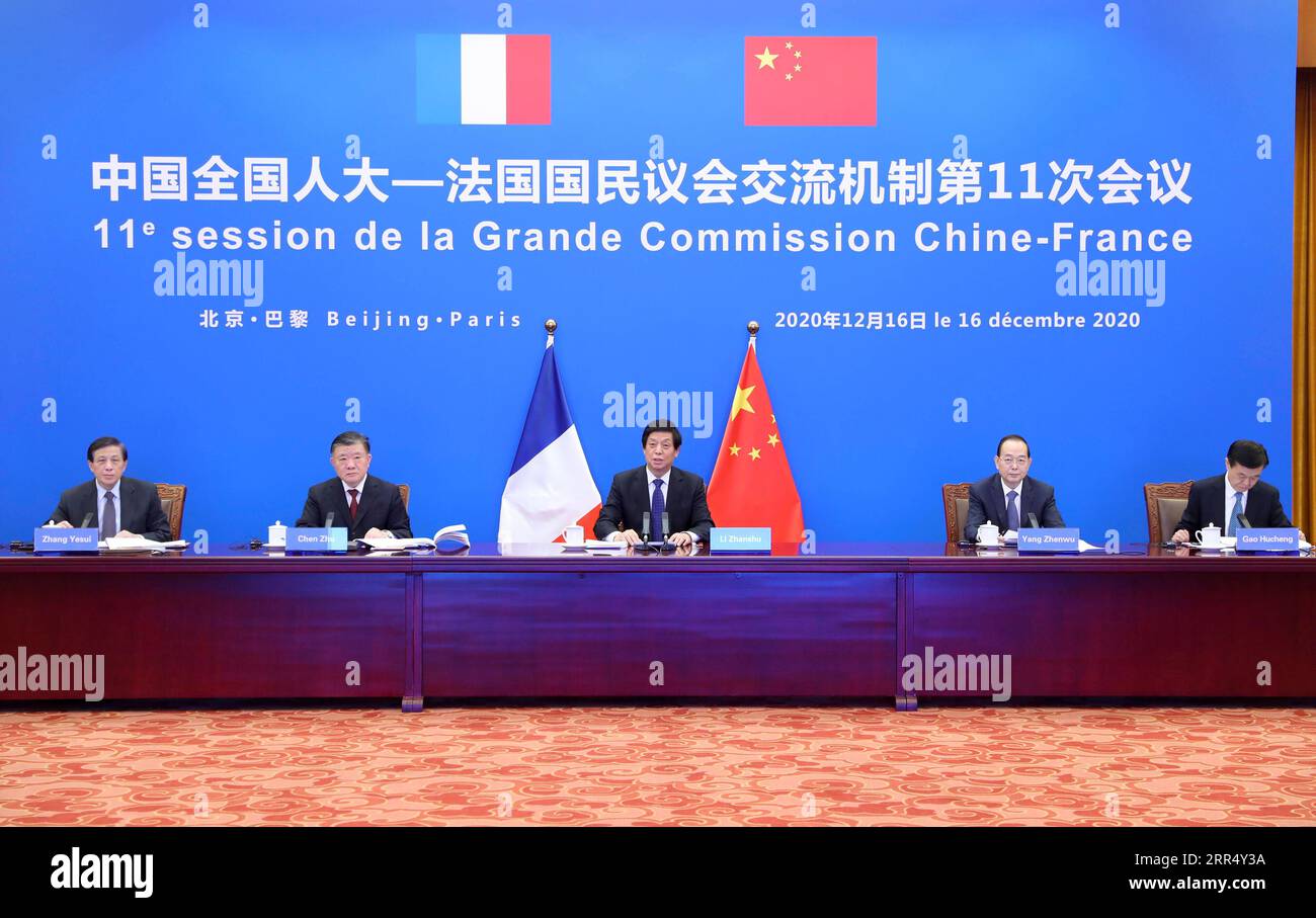 201216 -- PECHINO, 16 dicembre 2020 -- li Zhanshu, presidente del Comitato permanente NPC del Congresso Nazionale del popolo, parla tramite link video la cerimonia di apertura dell'undicesima riunione del meccanismo di scambio parlamentare tra gli organi legislativi della Cina e della Francia a Pechino, capitale della Cina, 16 dicembre 2020. MECCANISMO DI SCAMBIO PARLAMENTARE CINA-PECHINO-LI ZHANSHU-CINA-FRANCIA-11A RIUNIONE CN DINGXHAITAO PUBLICATIONXNOTXINXCHN Foto Stock