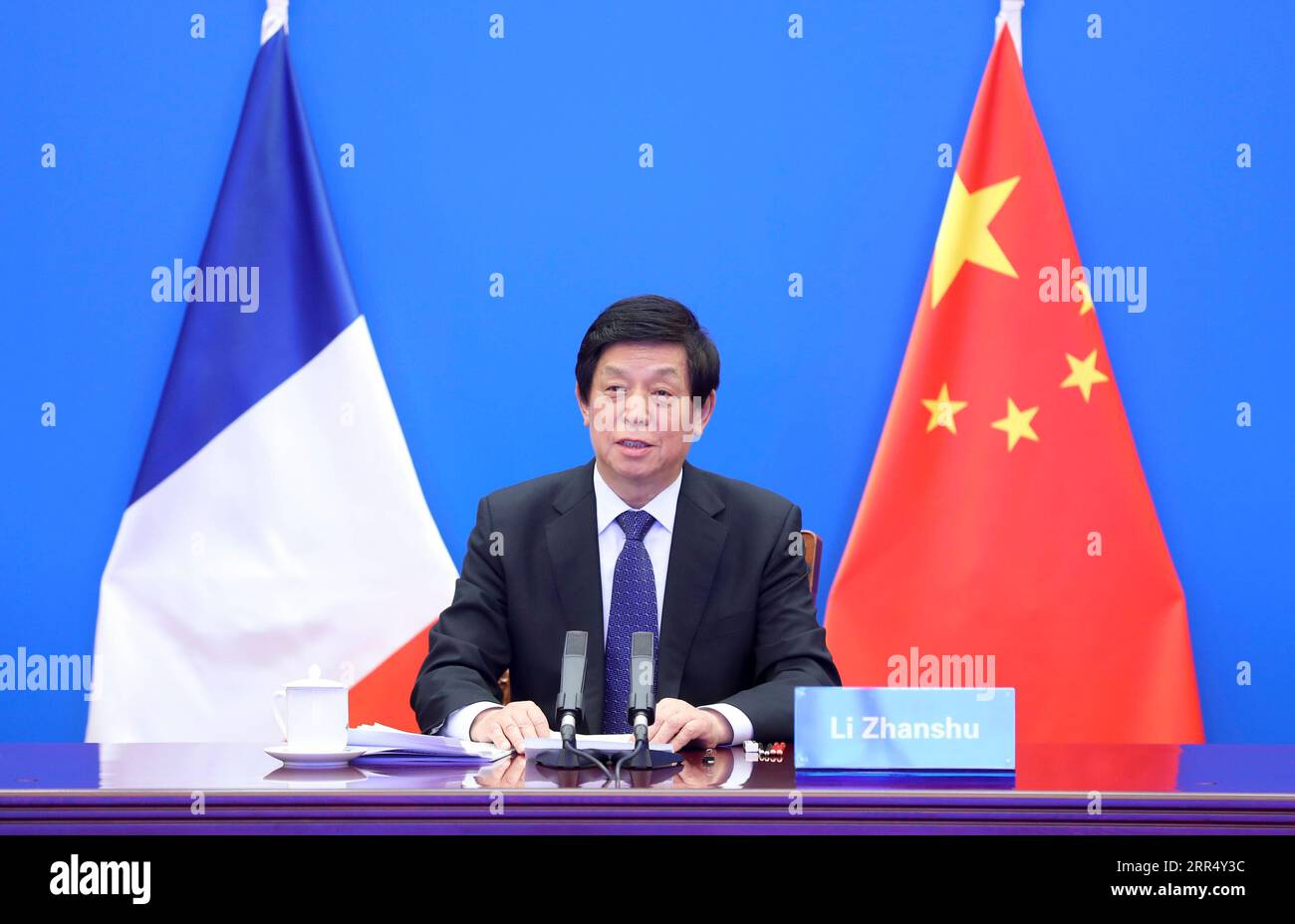 201216 -- PECHINO, 16 dicembre 2020 -- li Zhanshu, presidente del Comitato permanente NPC del Congresso Nazionale del popolo, parla tramite link video la cerimonia di apertura dell'undicesima riunione del meccanismo di scambio parlamentare tra gli organi legislativi della Cina e della Francia a Pechino, capitale della Cina, 16 dicembre 2020. MECCANISMO DI SCAMBIO PARLAMENTARE CINA-PECHINO-LI ZHANSHU-CINA-FRANCIA-11A RIUNIONE CN DINGXHAITAO PUBLICATIONXNOTXINXCHN Foto Stock