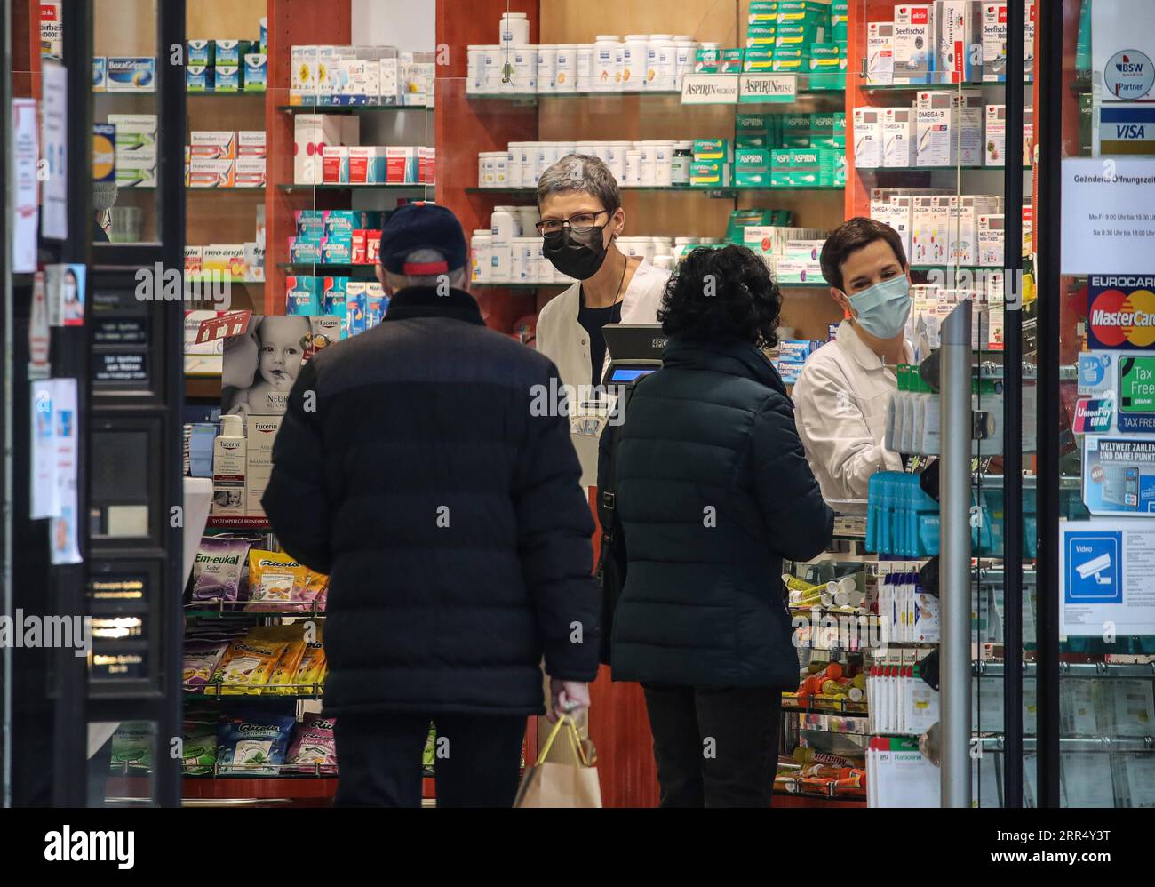 201216 -- FRANCOFORTE, 16 dicembre 2020 -- la gente visita una farmacia a Francoforte, Germania, il 16 dicembre 2020. La Germania entrerà in un blocco più severo da mercoledì, chiudendo negozi non essenziali e limitando le dimensioni degli incontri privati, il Cancelliere Angela Merkel e i leader regionali hanno concordato domenica. Secondo un documento politico, le misure restrittive più severe, che saranno efficaci fino al 10 gennaio, sono state in risposta a una crescita esponenziale del numero di casi di COVID-19 in Germania. Foto di /Xinhua GERMANY-FRANKFURT-COVID-19-LOCKDOWN ArmandoxBabani PUBLICATIONxNOTxINxCHN Foto Stock