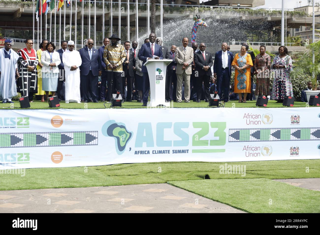 Nairobi, Kenya. 6 settembre 2023. Il presidente del Kenya William Ruto, insieme ad altri leader africani, tiene il suo discorso di chiusura durante il terzo giorno dell'Africa Climate Summit presso il Kenyatta International Conference Centre di Nairobi. (Foto di John Ochieng/SOPA Images/Sipa USA) credito: SIPA USA/Alamy Live News Foto Stock