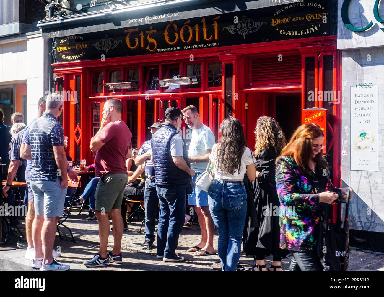 Folle intorno al bar Tig Chóilí nel quartiere Latino, Mainguard St., Galway Irlanda. Ospita ogni giorno sessioni di musica tradizionale irlandese. Foto Stock