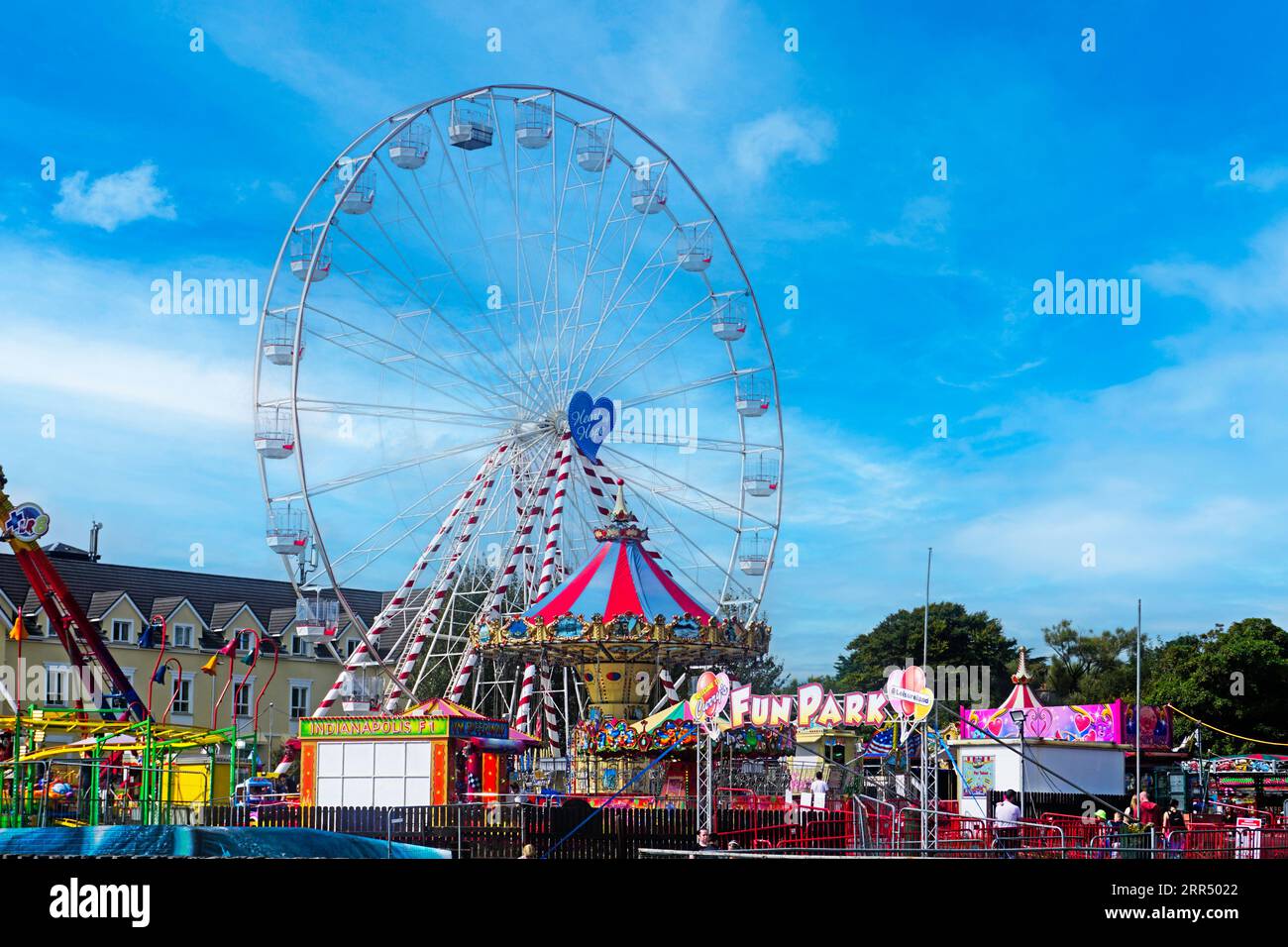 Il Fun Park di Salthill, Galway, Irlanda, con il chairoplane che torreggia sopra il parco. Foto Stock