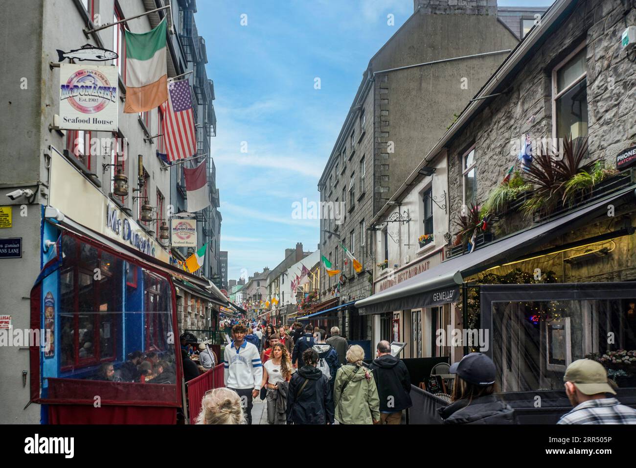 Folle in Quay Street , Galway, Irlanda in un soleggiato sabato pomeriggio. Foto Stock