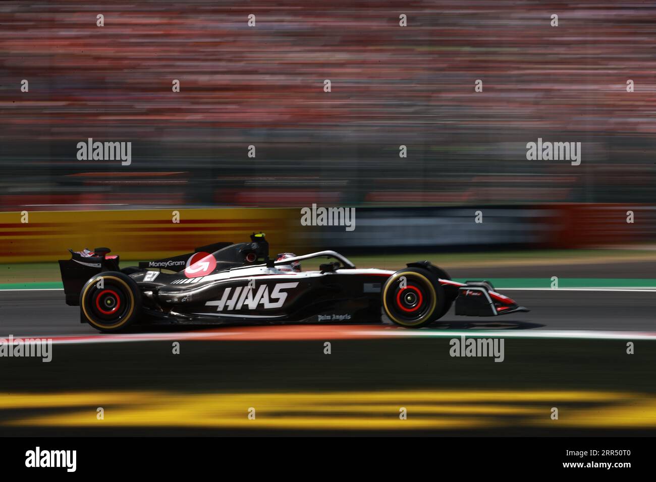 Monza, Italia. 3 settembre 2023. MONZA, Italia, 3. Settembre 2023; (R) #27, Nico HUELKENBERG, HULKENBERG, GER, Haas F1 Team, Parco di Monza, autodromo, Formula 1, F1, gran Premio d'Italia, Grosser Preis von Italien, GP d'Italie, Motorsport, Formel1, Honorarpflichtiges foto, immagine a pagamento, Copyright © Jun QIAN/ATP Images (QIAN Jun/ATP/SPP) credito: SPP Sport Press Photo. /Alamy Live News Foto Stock
