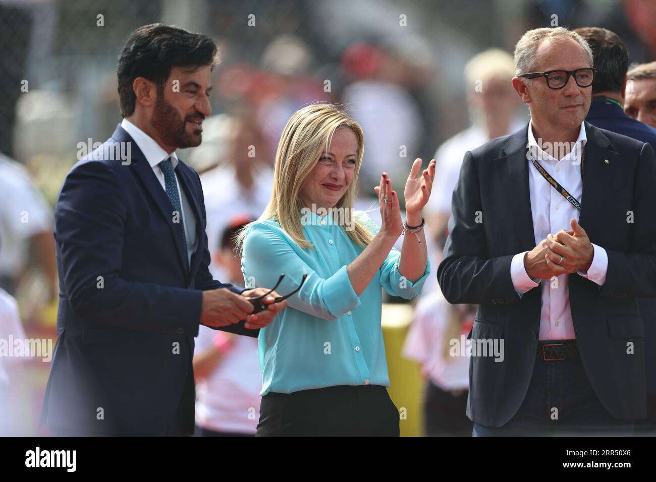 MONZA, Italia, 3. Settembre 2023; (L-R) Mohammed Ahmad Sultan Ben Sulayem è un ex pilota di rally emiratino e attuale presidente della FIA, Giorgia MELONI, presidente del Consiglio dei Ministri della Repubblica Italiana, Stefano DOMENICALI di FOM, attuale amministratore delegato del gruppo Formula 1 che cammina sulla griglia di partenza, parco di Monza, autodromo, Formula 1, F1, gran Premio d'Italia, Grosser Preis von Italien, GP d'Italie, Motorsport, Formel1, Honorarpflichtiges foto, immagine a pagamento, Copyright © Jun QIAN/ATP Images (QIAN Jun/ATP/SPP) Foto Stock