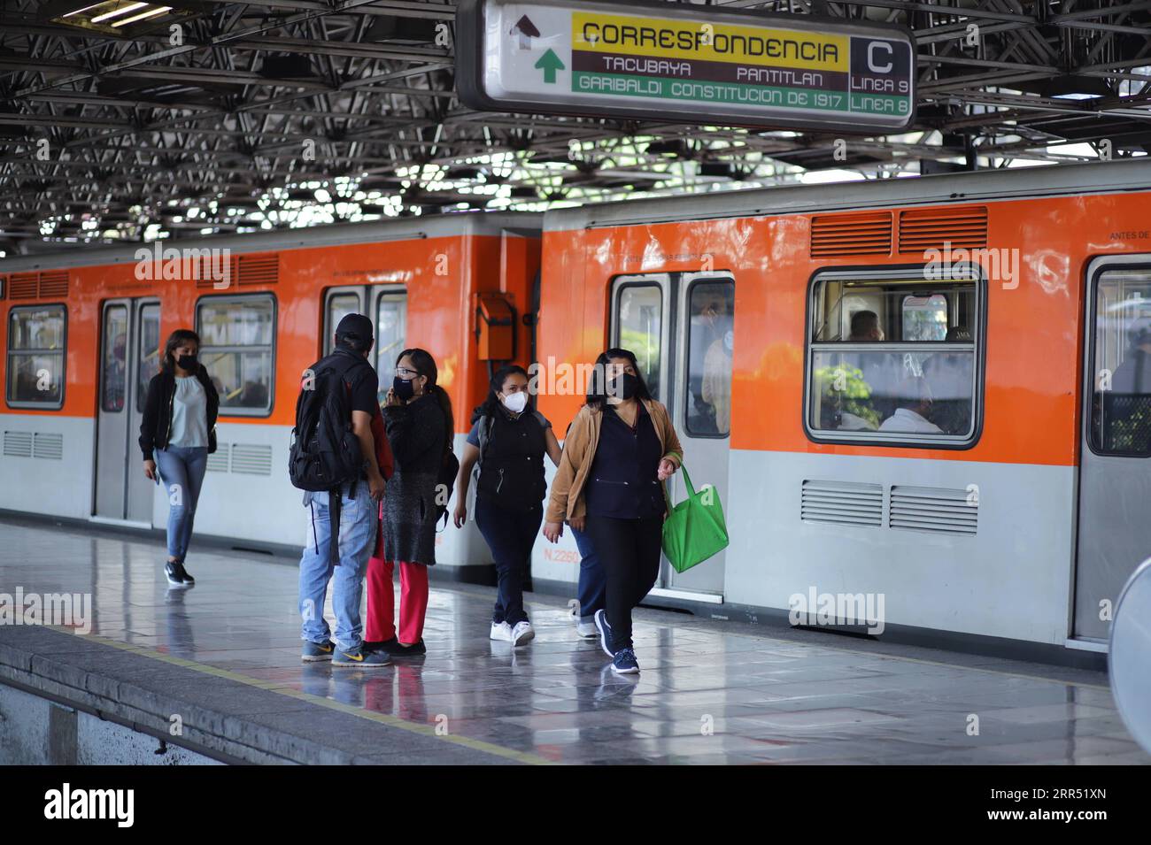 201219 -- CITTÀ DEL MESSICO, 19 dicembre 2020 -- la gente si vede in una stazione della metropolitana a città del Messico, Messico, il 18 dicembre 2020. Venerdì le autorità messicane hanno detto che avrebbero reimposto le misure di confinamento a città del Messico e nello Stato del Messico tra i casi di COVID-19 in aumento e i ricoveri ospedalieri. Foto di /Xinhua MESSICO-CITTÀ DEL MESSICO-COVID-19 SunnyxQuintero PUBLICATIONxNOTxINxCHN Foto Stock