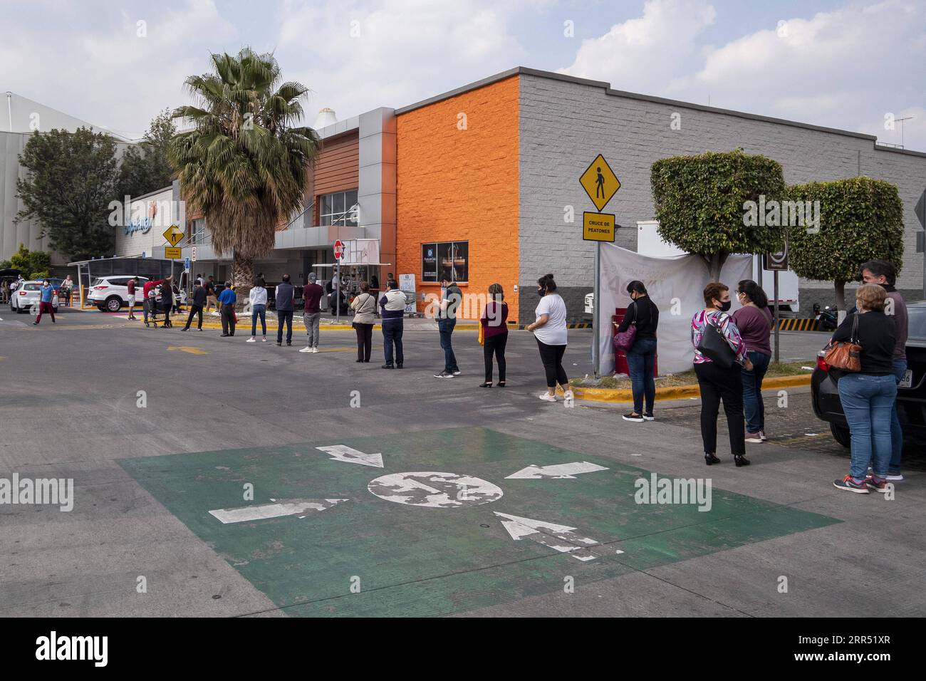 201219 -- CITTÀ DEL MESSICO, 19 dicembre 2020 -- la gente aspetta in fila per entrare in un supermercato per fare shopping a città del Messico, Messico, il 18 dicembre 2020. Venerdì le autorità messicane hanno detto che avrebbero reimposto le misure di confinamento a città del Messico e nello Stato del Messico tra i casi di COVID-19 in aumento e i ricoveri ospedalieri. Foto di /Xinhua CITTÀ DEL MESSICO-Covid-19 LuisxLicona PUBLICATIONxNOTxINxCHN Foto Stock