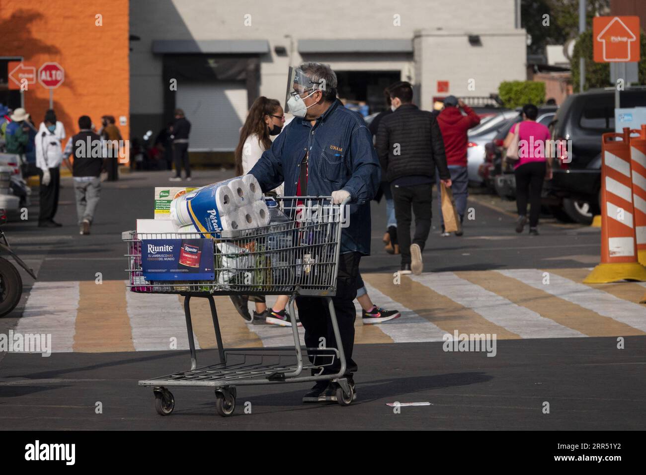 201219 -- CITTÀ DEL MESSICO, 19 dicembre 2020 -- Un uomo lascia un supermercato con un carrello pieno di necessità quotidiane a città del Messico, Messico, il 18 dicembre 2020. Venerdì le autorità messicane hanno detto che avrebbero reimposto le misure di confinamento a città del Messico e nello Stato del Messico tra i casi di COVID-19 in aumento e i ricoveri ospedalieri. Foto di /Xinhua CITTÀ DEL MESSICO-Covid-19 LuisxLicona PUBLICATIONxNOTxINxCHN Foto Stock
