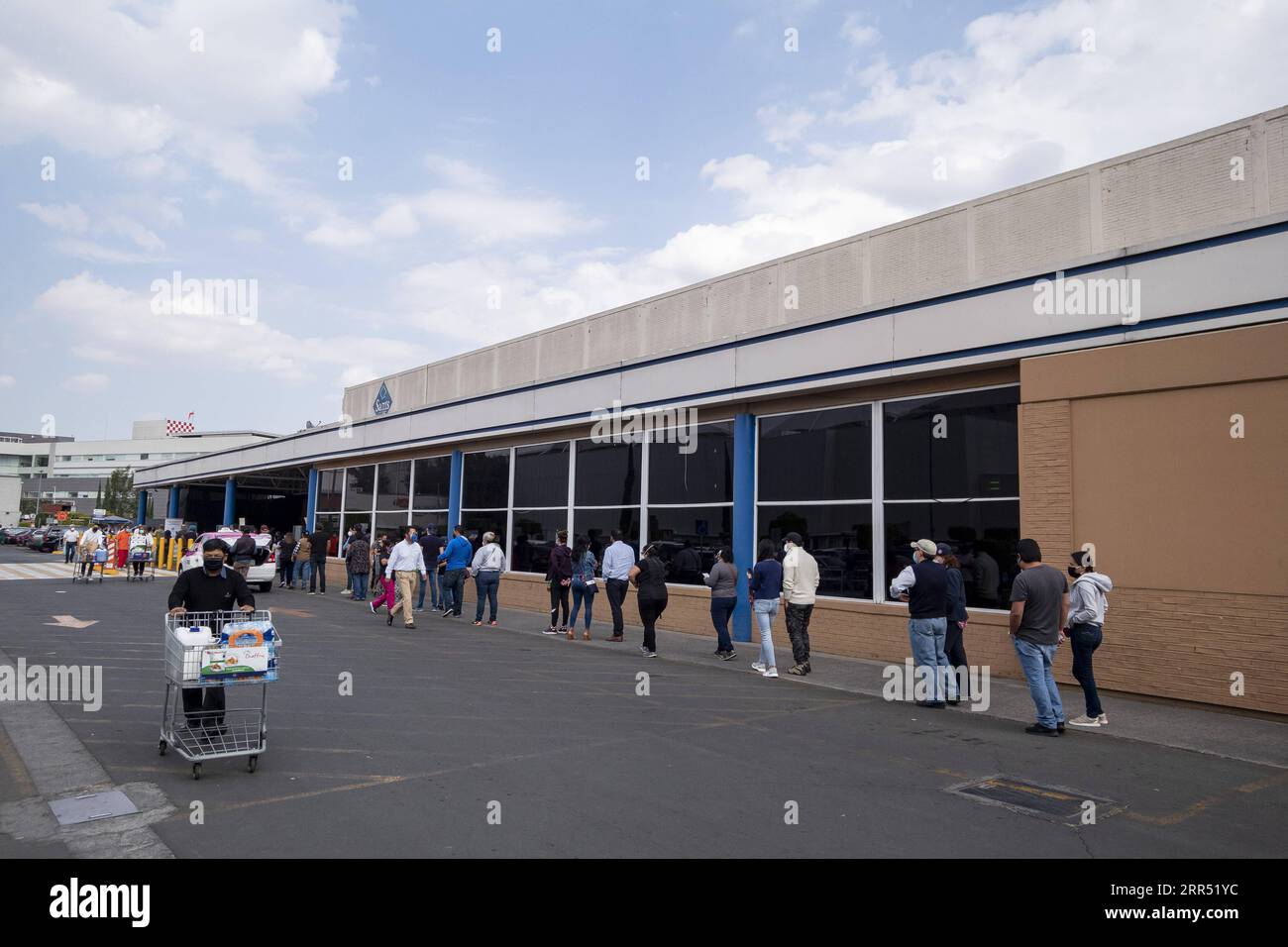 201219 -- CITTÀ DEL MESSICO, 19 dicembre 2020 -- la gente aspetta in fila per entrare in un supermercato per fare shopping a città del Messico, Messico, il 18 dicembre 2020. Venerdì le autorità messicane hanno detto che avrebbero reimposto le misure di confinamento a città del Messico e nello Stato del Messico tra i casi di COVID-19 in aumento e i ricoveri ospedalieri. Foto di /Xinhua CITTÀ DEL MESSICO-Covid-19 LuisxLicona PUBLICATIONxNOTxINxCHN Foto Stock