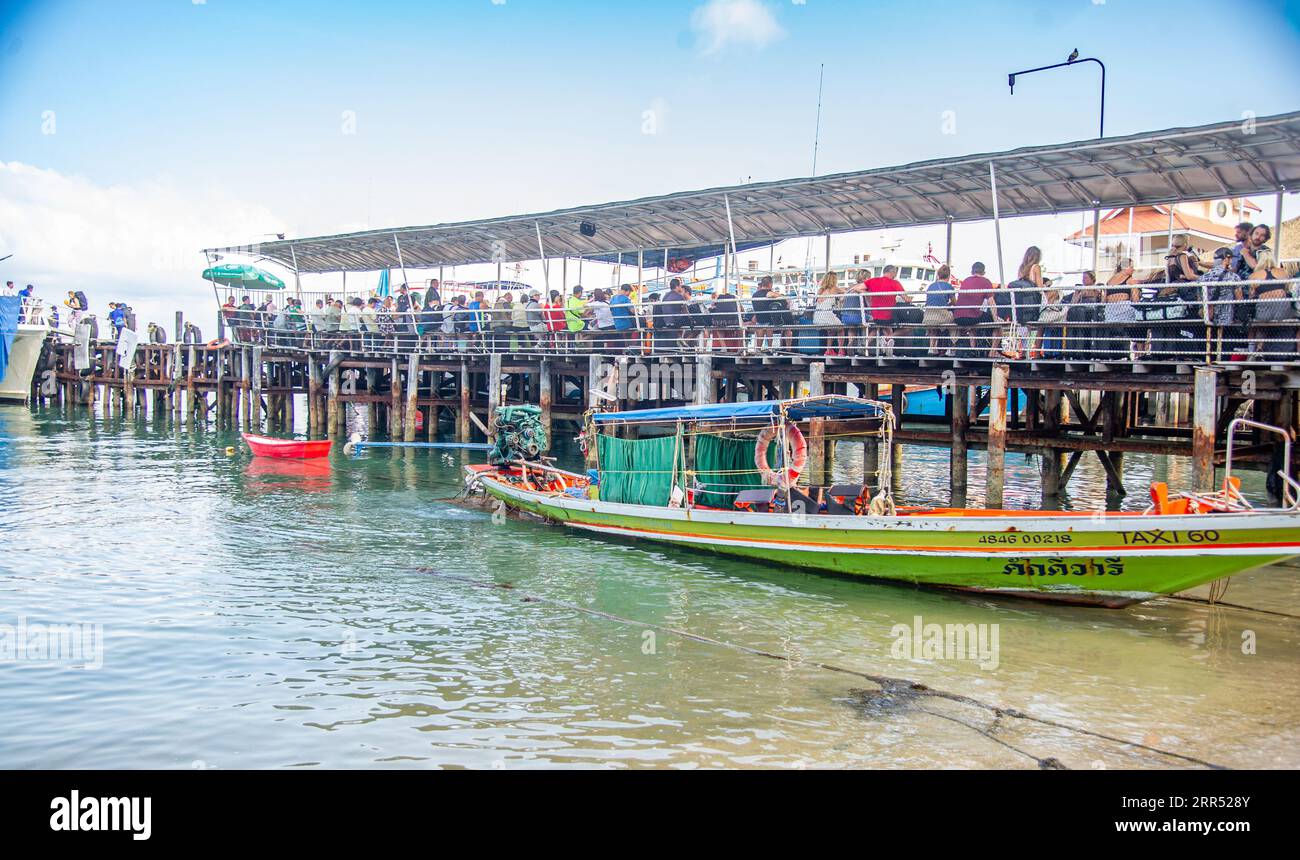 22 marzo 2023 - Ko Tao thailandia - la barca tailandese dai colori vivaci con un motore molto potente per trasportare i turisti siede nell'acqua sotto il ponto Foto Stock