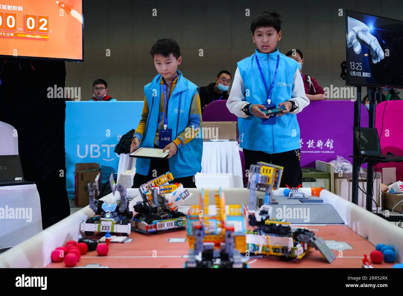 201220 -- PECHINO, 20 dicembre 2020 -- gli studenti prendono parte al concorso Robo Genius al China Science and Technology Museum di Pechino, capitale della Cina, 20 dicembre 2020. Gli studenti di oltre cento scuole primarie e scuole medie nazionali competono nelle finali di Robo Genius a tema "Exploring Mars on Sunday". CHINA-BEIJING-STUDENT-ROBO GENIUS-COMPETITION CN CHENXZHONGHAO PUBLICATIONXNOTXINXCHN Foto Stock