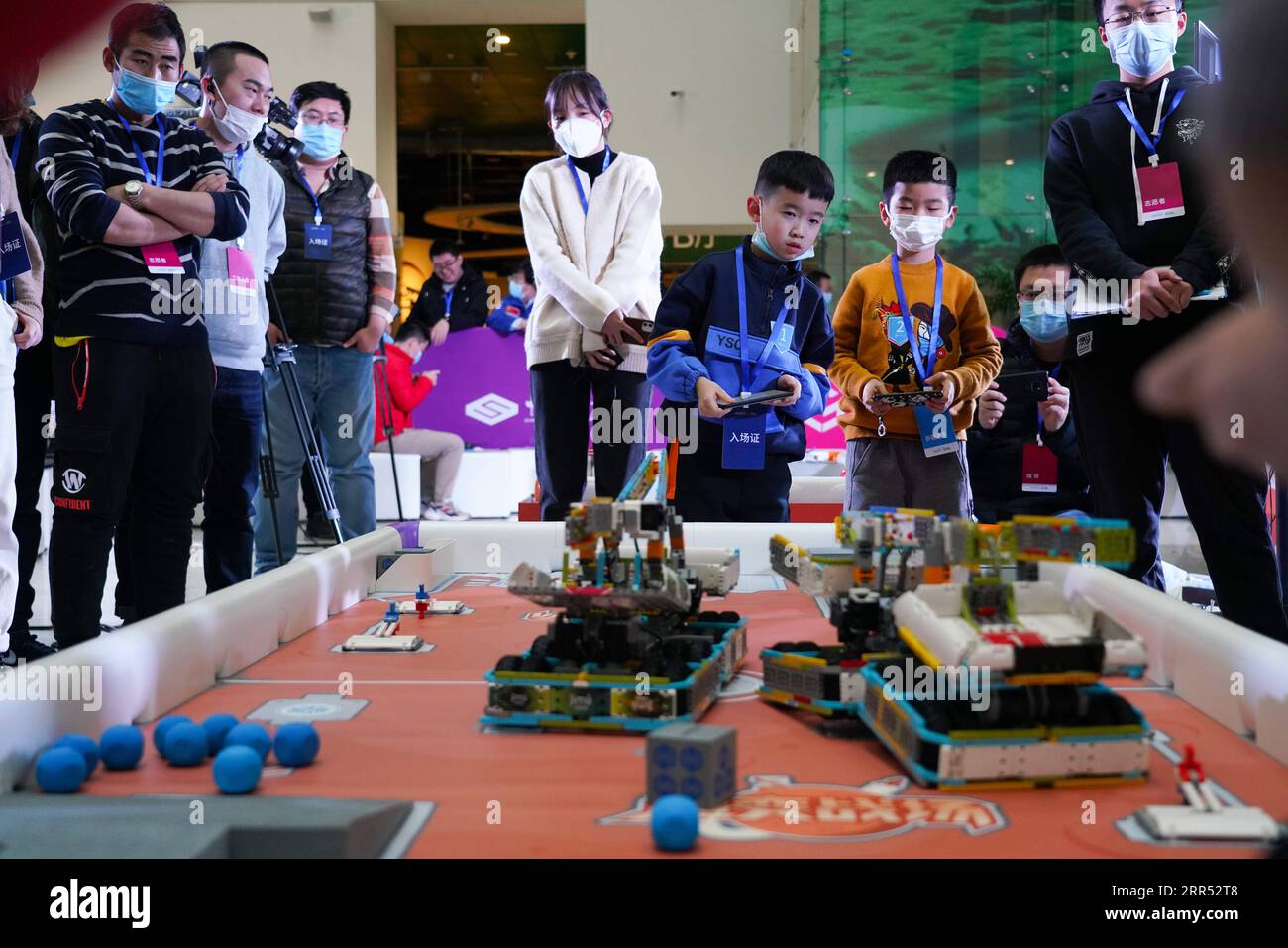 201220 -- PECHINO, 20 dicembre 2020 -- gli studenti prendono parte al concorso Robo Genius al China Science and Technology Museum di Pechino, capitale della Cina, 20 dicembre 2020. Gli studenti di oltre cento scuole primarie e scuole medie nazionali competono nelle finali di Robo Genius a tema "Exploring Mars on Sunday". CHINA-BEIJING-STUDENT-ROBO GENIUS-COMPETITION CN CHENXZHONGHAO PUBLICATIONXNOTXINXCHN Foto Stock