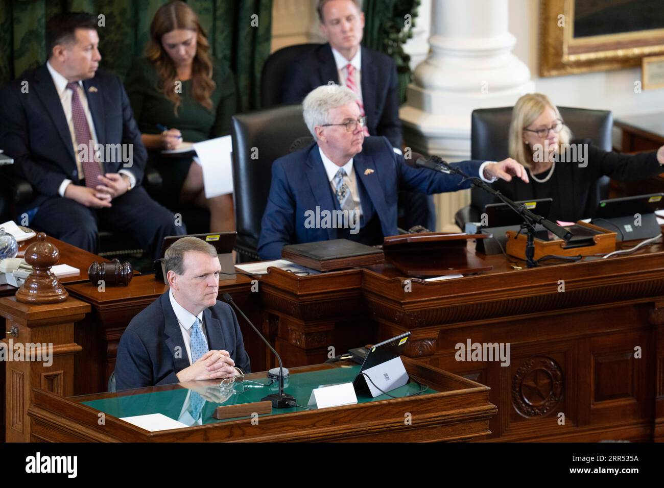 Il testimone Jeff Mateer offre una testimonianza durante la sessione pomeridiana del giorno 1 del processo per impeachment di Ken Paxton al Senato del Texas. Foto Stock