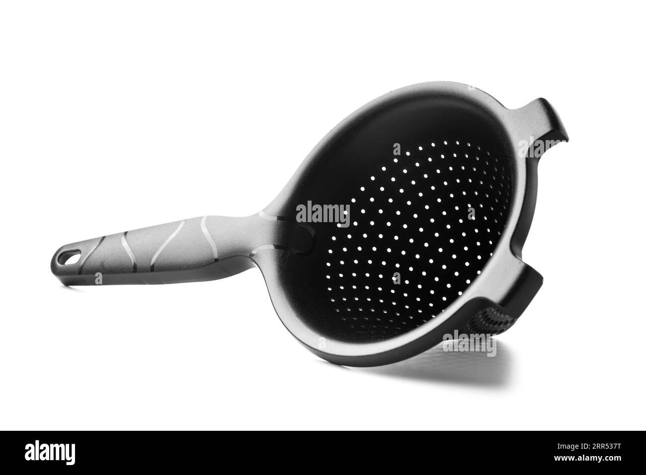 Nikolaev, Ucraina, 30 luglio 2023. Setaccio universale nero Tupperware "Chinua", isolato su sfondo bianco. Comodi utensili da cucina tupper Foto Stock