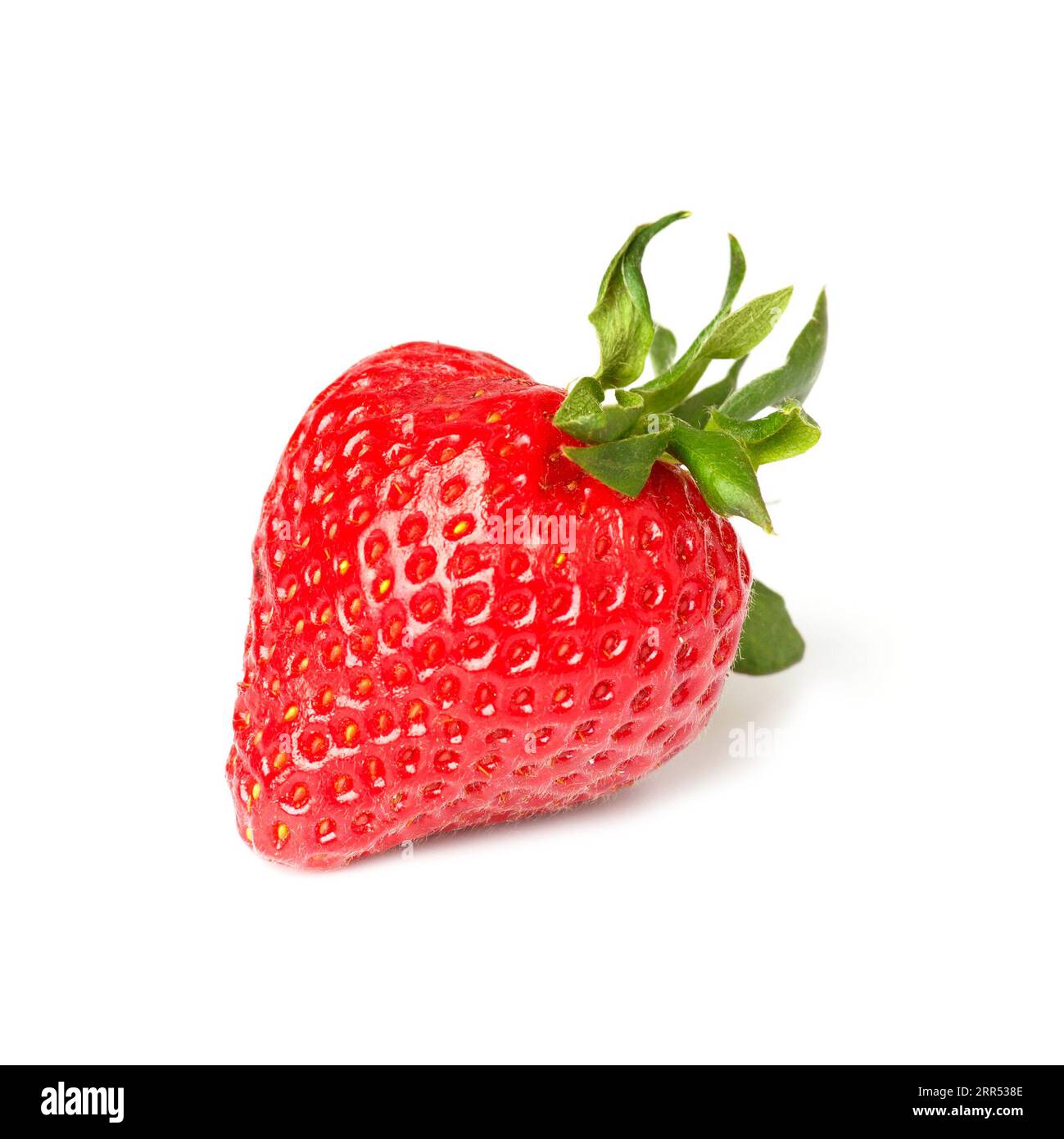 Fragola rossa matura fresca isolata su sfondo bianco. Foto Stock