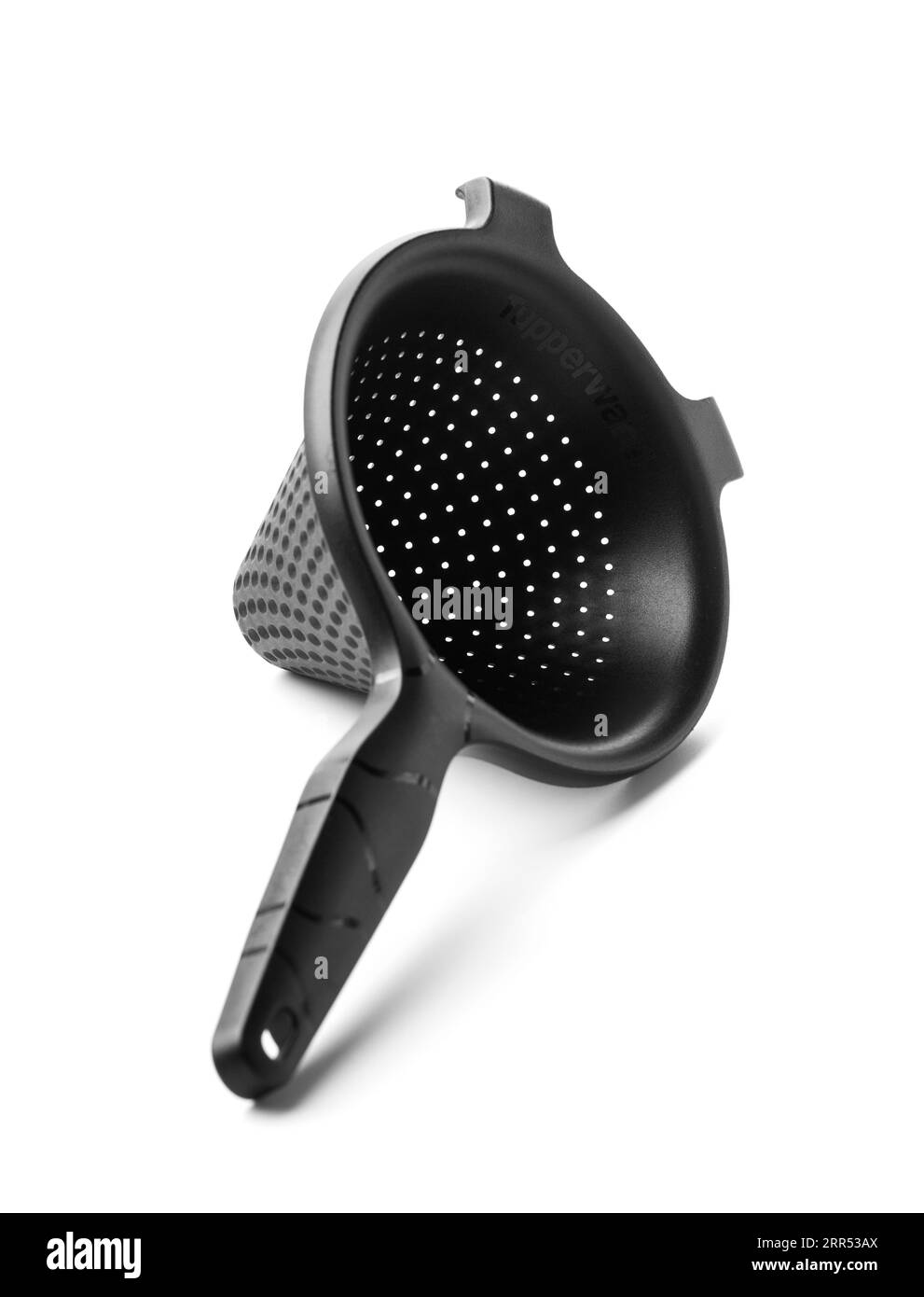 Nikolaev, Ucraina, 30 luglio 2023. Setaccio universale nero Tupperware "Chinua", isolato su sfondo bianco. Comodi utensili da cucina tupper Foto Stock