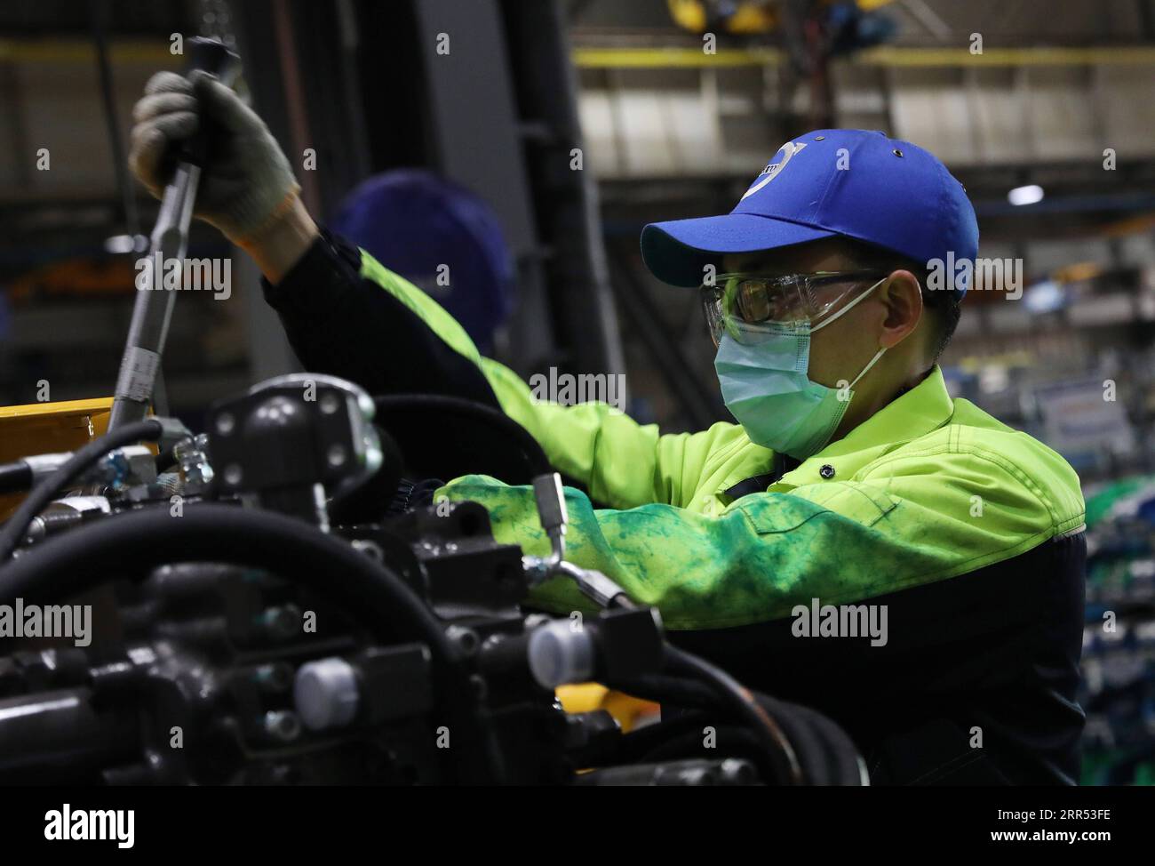 201221 -- SHANGHAI, 21 dicembre 2020 -- Un lavoratore installa un motore su una linea di produzione di escavatori presso Volvo Construction Equipment China Co., Ltd. Nella Cina orientale Shanghai, 17 dicembre 2020. Volvo Construction Equipment Volvo CE, un produttore internazionale di attrezzature per l'edilizia, è entrato nel mercato cinese nel 2002, stabilendo la sua sede a Shanghai. Con l'epidemia di COVID-19 che ha rallentato lo slancio economico globale nel 2020, le imprese multinazionali vedono opportunità promettenti in Cina mentre il paese continua ad approfondire la sua apertura. Nel 2020 Volvo CE ha spostato la sua h regionale asiatica Foto Stock