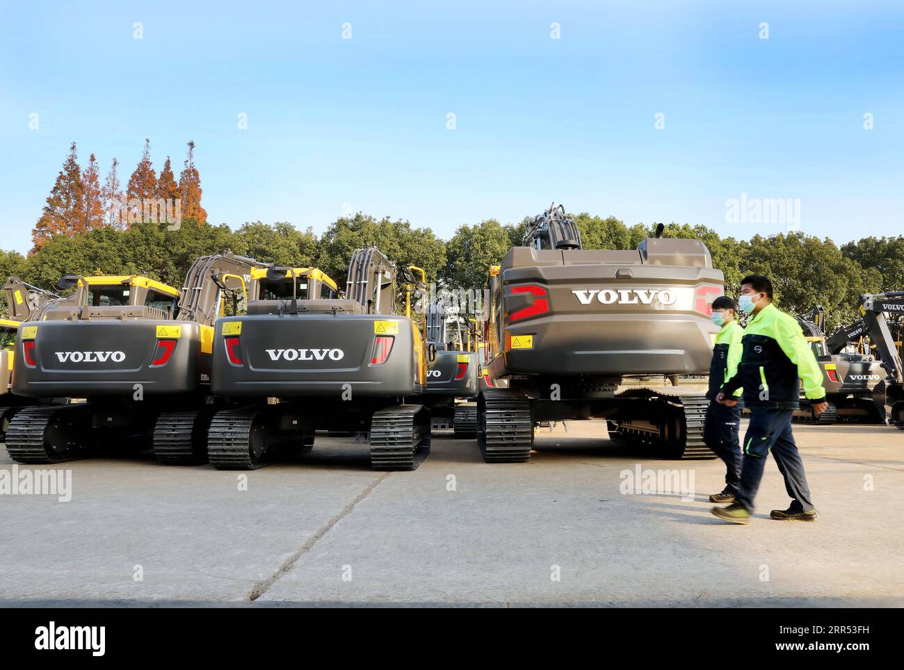 201221 -- SHANGHAI, 21 dicembre 2020 -- i lavoratori camminano davanti agli escavatori di nuova fabbricazione presso la Volvo Construction Equipment China Co., Ltd. Nella Cina orientale Shanghai, 17 dicembre 2020. Volvo Construction Equipment Volvo CE, un produttore internazionale di attrezzature per l'edilizia, è entrato nel mercato cinese nel 2002, stabilendo la sua sede a Shanghai. Con l'epidemia di COVID-19 che ha rallentato lo slancio economico globale nel 2020, le imprese multinazionali vedono opportunità promettenti in Cina mentre il paese continua ad approfondire la sua apertura. Nel 2020 Volvo CE ha trasferito la sua sede regionale asiatica Foto Stock