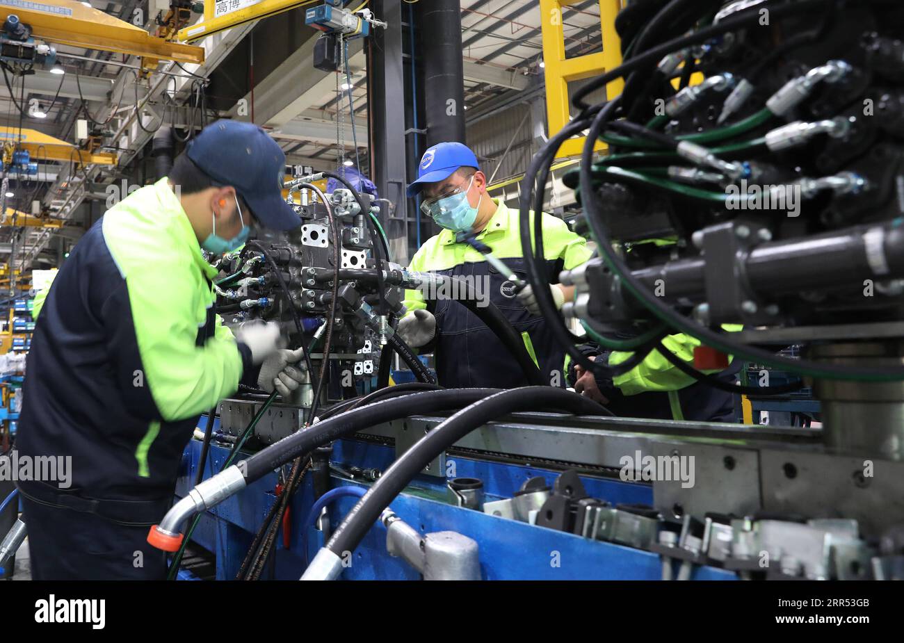 201221 -- SHANGHAI, 21 dicembre 2020 -- i lavoratori mettono a punto un motore su una linea di produzione di escavatori presso Volvo Construction Equipment China Co., Ltd. Shanghai, 17 dicembre 2020. Volvo Construction Equipment Volvo CE, un produttore internazionale di attrezzature per l'edilizia, è entrato nel mercato cinese nel 2002, stabilendo la sua sede a Shanghai. Con l'epidemia di COVID-19 che ha rallentato lo slancio economico globale nel 2020, le imprese multinazionali vedono opportunità promettenti in Cina mentre il paese continua ad approfondire la sua apertura. Nel 2020 Volvo CE ha trasferito la sua regione asiatica HE Foto Stock