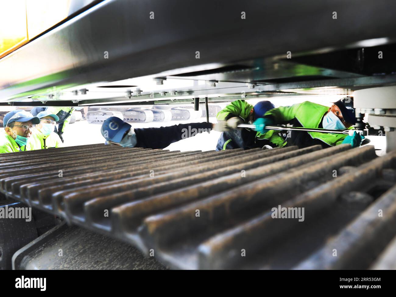 201221 -- SHANGHAI, 21 dicembre 2020 -- Un operaio fissa viti su una linea di produzione di escavatori presso Volvo Construction Equipment China Co., Ltd. Shanghai, 17 dicembre 2020. Volvo Construction Equipment Volvo CE, un produttore internazionale di attrezzature per l'edilizia, è entrato nel mercato cinese nel 2002, stabilendo la sua sede a Shanghai. Con l'epidemia di COVID-19 che ha rallentato lo slancio economico globale nel 2020, le imprese multinazionali vedono opportunità promettenti in Cina mentre il paese continua ad approfondire la sua apertura. Nel 2020 Volvo CE ha trasferito la sua sede regionale asiatica Foto Stock