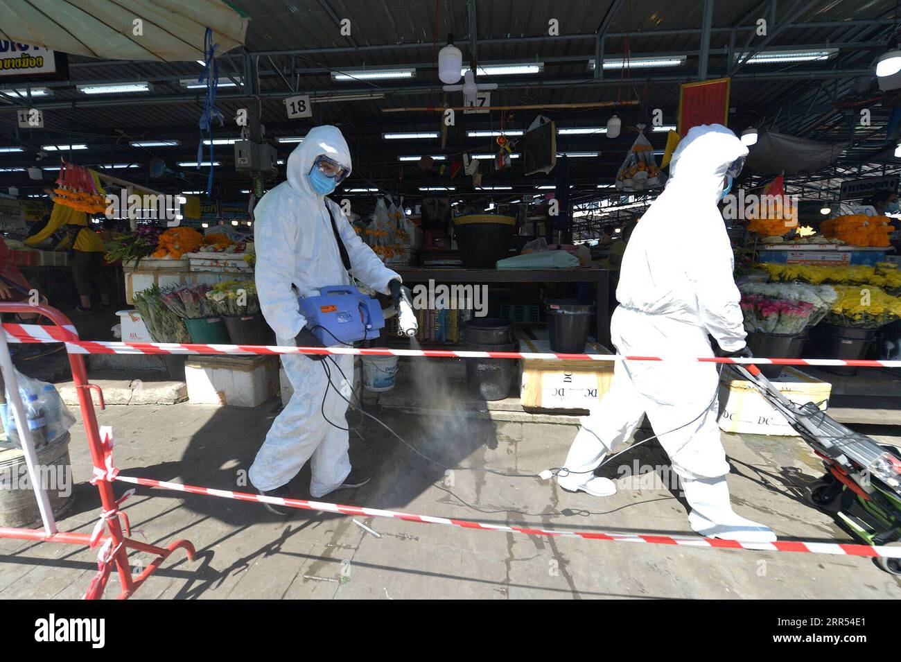 201222 -- BANGKOK, 22 dicembre 2020 -- personale spray disinfettante in un mercato nella provincia di Samut Sakhon, Thailandia, 21 dicembre 2020. Lunedì la Thailandia ha riportato altri 382 casi confermati di infezione da coronavirus, secondo il Center for the Covid-19 Situation Administration CCSA. Del totale, 360 erano lavoratori migranti del Myanmar, che sono risultati positivi alle unità di test mobili condotte da funzionari sanitari pubblici nella provincia di Samut Sakhon, dove ha avuto origine l'ultima epidemia di COVID-19. THAILANDIA-SAMUT SAKHON-COVID-19-EPIDEMIA RachenxSageamsak PUBLICATIONxNOTxINxCHN Foto Stock
