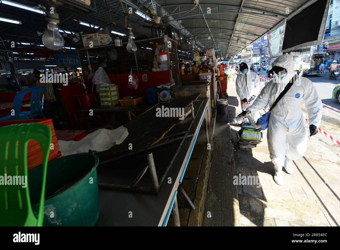 201222 -- BANGKOK, 22 dicembre 2020 -- personale spray disinfettante in un mercato nella provincia di Samut Sakhon, Thailandia, 21 dicembre 2020. Lunedì la Thailandia ha riportato altri 382 casi confermati di infezione da coronavirus, secondo il Center for the Covid-19 Situation Administration CCSA. Del totale, 360 erano lavoratori migranti del Myanmar, che sono risultati positivi alle unità di test mobili condotte da funzionari sanitari pubblici nella provincia di Samut Sakhon, dove ha avuto origine l'ultima epidemia di COVID-19. THAILANDIA-SAMUT SAKHON-COVID-19-EPIDEMIA RachenxSageamsak PUBLICATIONxNOTxINxCHN Foto Stock
