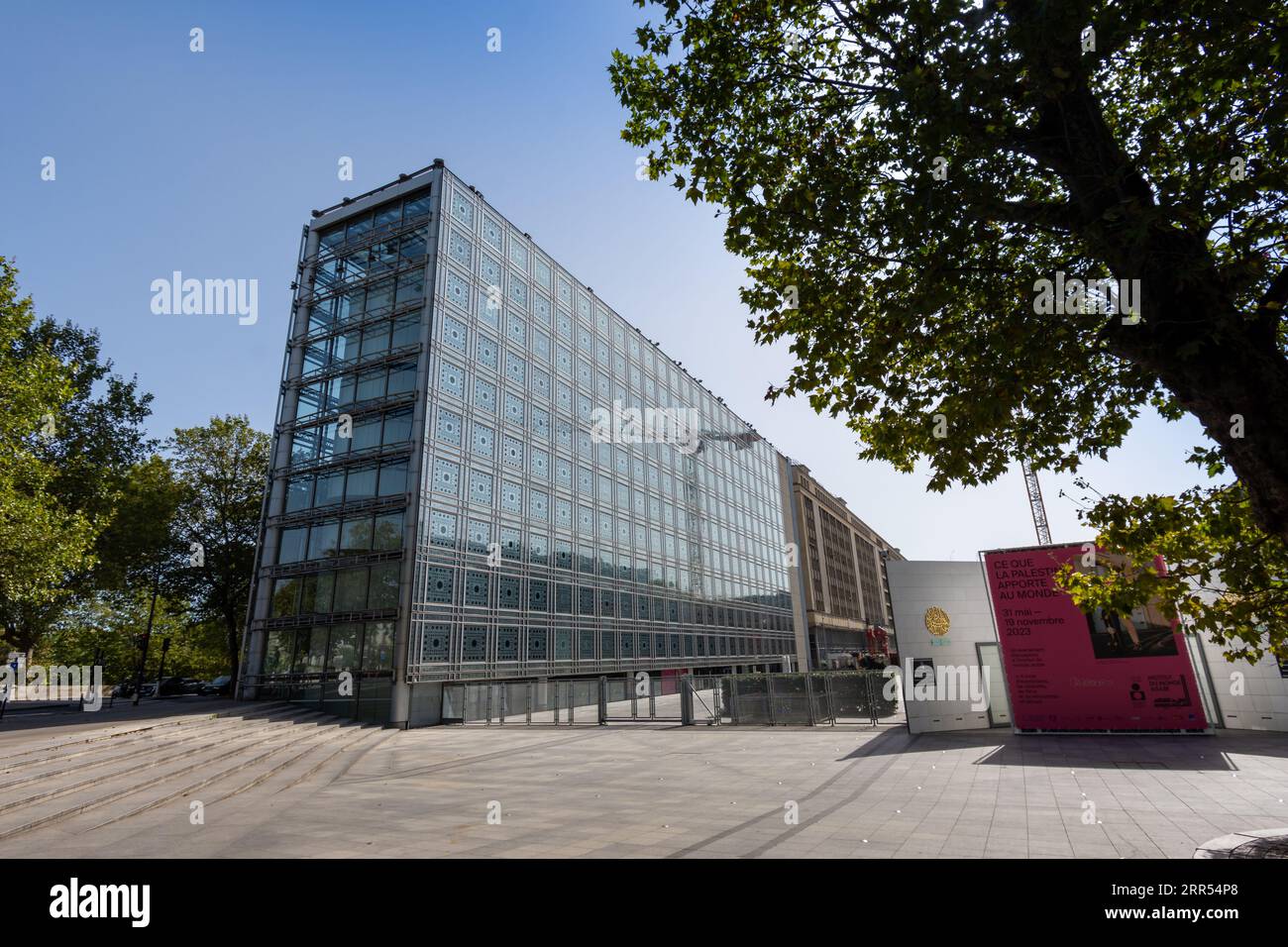 Vista esterna dell'Institut du Monde Arabe, conosciuto anche come IMA, un istituto culturale francese dedicato al mondo arabo Foto Stock