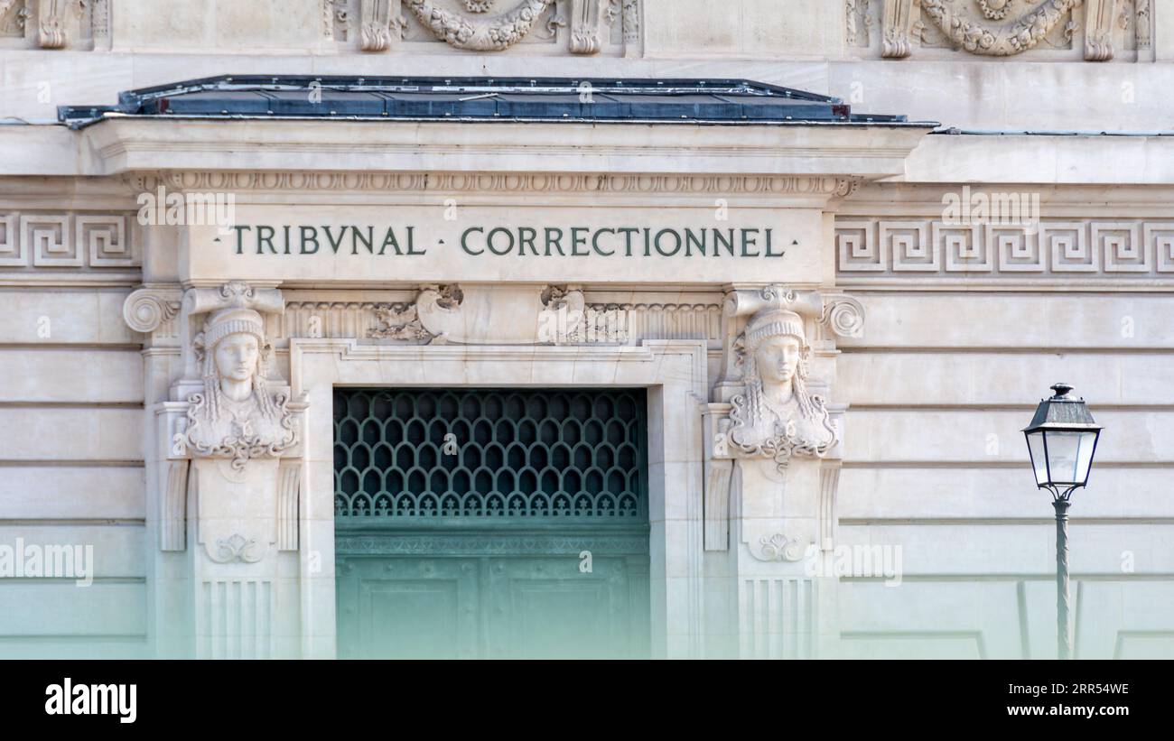 Facciata del tribunale di Parigi, Francia, con la dicitura "Tribunal correctionnel" scritta in francese (traduzione inglese: "Tribunale penale") Foto Stock