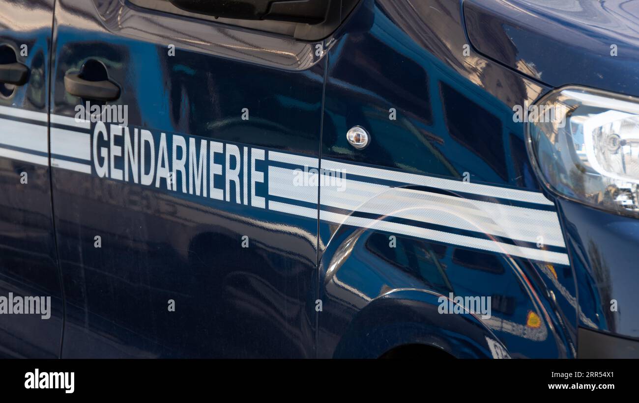 Primo piano di un contrassegno "Gendarmerie" scritto in francese sul lato di un veicolo di pattuglia e di intervento della Gendarmeria nazionale francese Foto Stock