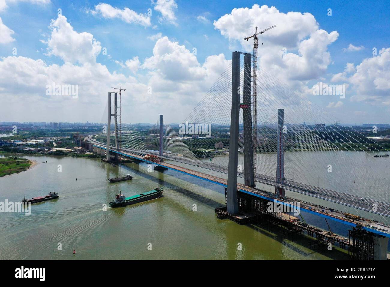 201225 -- PECHINO, 25 dicembre 2020 -- foto aerea scattata il 9 agosto 2020 mostra il sito di installazione dell'ultima trave scatolata in acciaio di un grande ponte ferroviario strallato sul fiume Xijiang nella provincia del Guangdong della Cina meridionale. YearenderCHINA-ANNO DEL 2020-MODERATAMENTE PROSPERO SOCIETYCN LiuxDawei PUBLICATIONxNOTxINxCHN Foto Stock