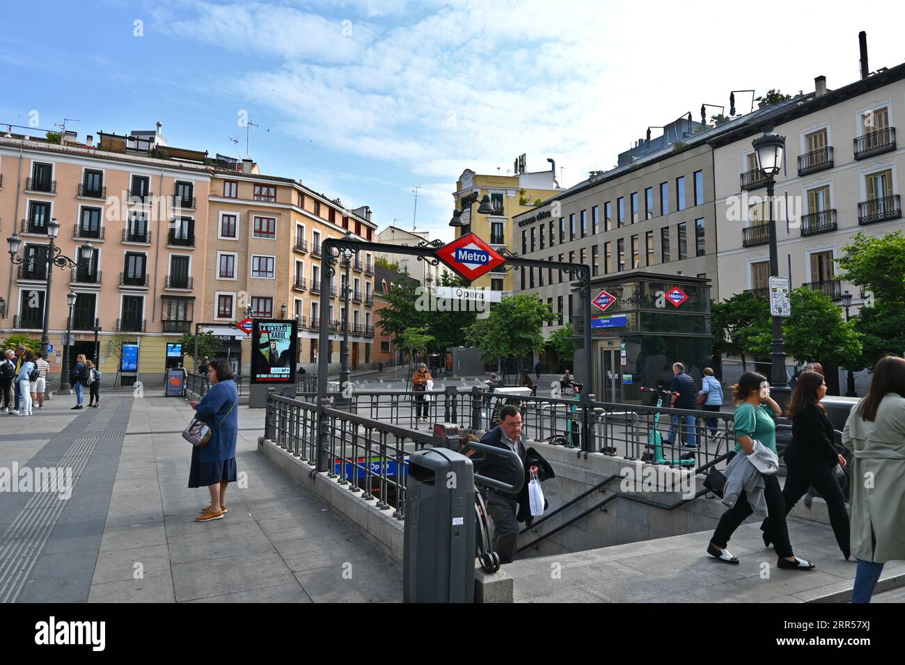 Ingresso alla stazione della metropolitana dell'Opera di Madrid, Spagna - 22 maggio 2023 Foto Stock