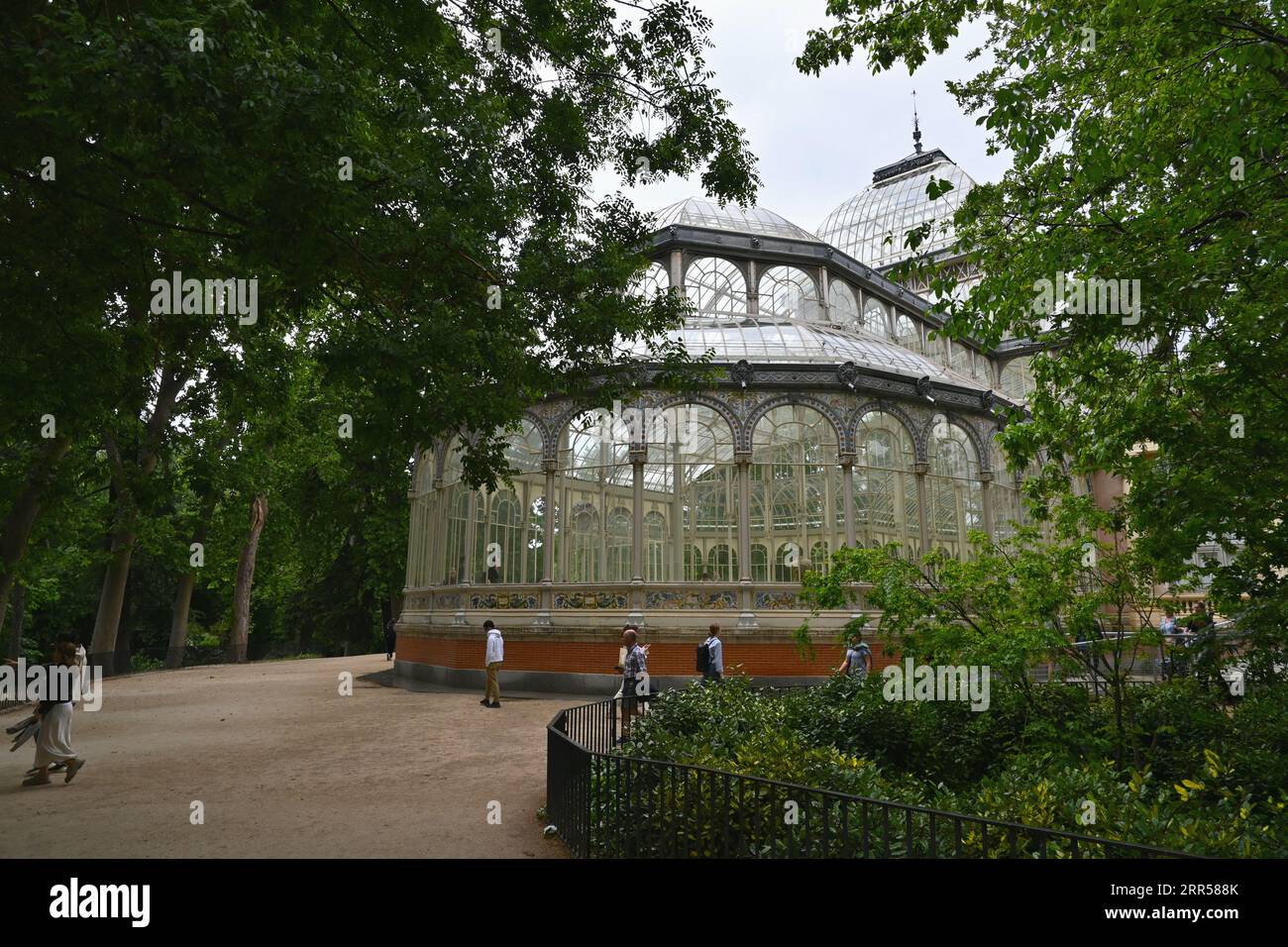 Il Palacio de Cristal (Palazzo di vetro) nel Parco del Retiro , Madrid, Spagna – 23 maggio 2023 Foto Stock