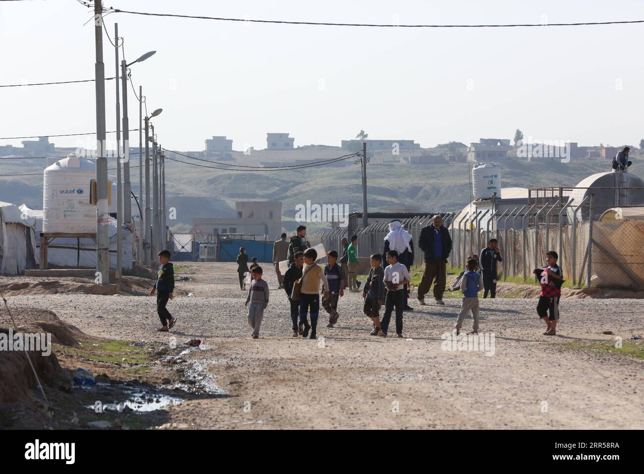 201226 -- BAGHDAD, 26 dicembre 2020 -- gli iracheni sfollati sono visti nel campo Hasansham U3 nella provincia di Ninive, Iraq, 8 dicembre 2020. La pandemia di COVID-19 in corso ha innalzato i livelli di vulnerabilità degli sfollati interni IDP in Iraq. Le agenzie umanitarie non possono fare tanto per aiutare, e contenere il virus contagioso nei campi sta diventando sempre più difficile. IRAQ-BAGHDAD-COVID-19-IDP CAMPO Xinhua PUBLICATIONxNOTxINxCHN Foto Stock