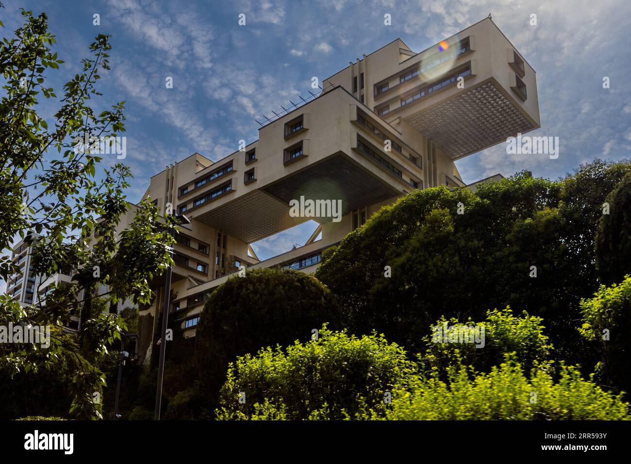 L'ex edificio amministrativo del Ministero della costruzione stradale a Tbilisi è uno degli edifici più importanti del modernismo socialista in Georgia. Dopo la ricostruzione, ora ospita la sede della Bank of Georgia Foto Stock