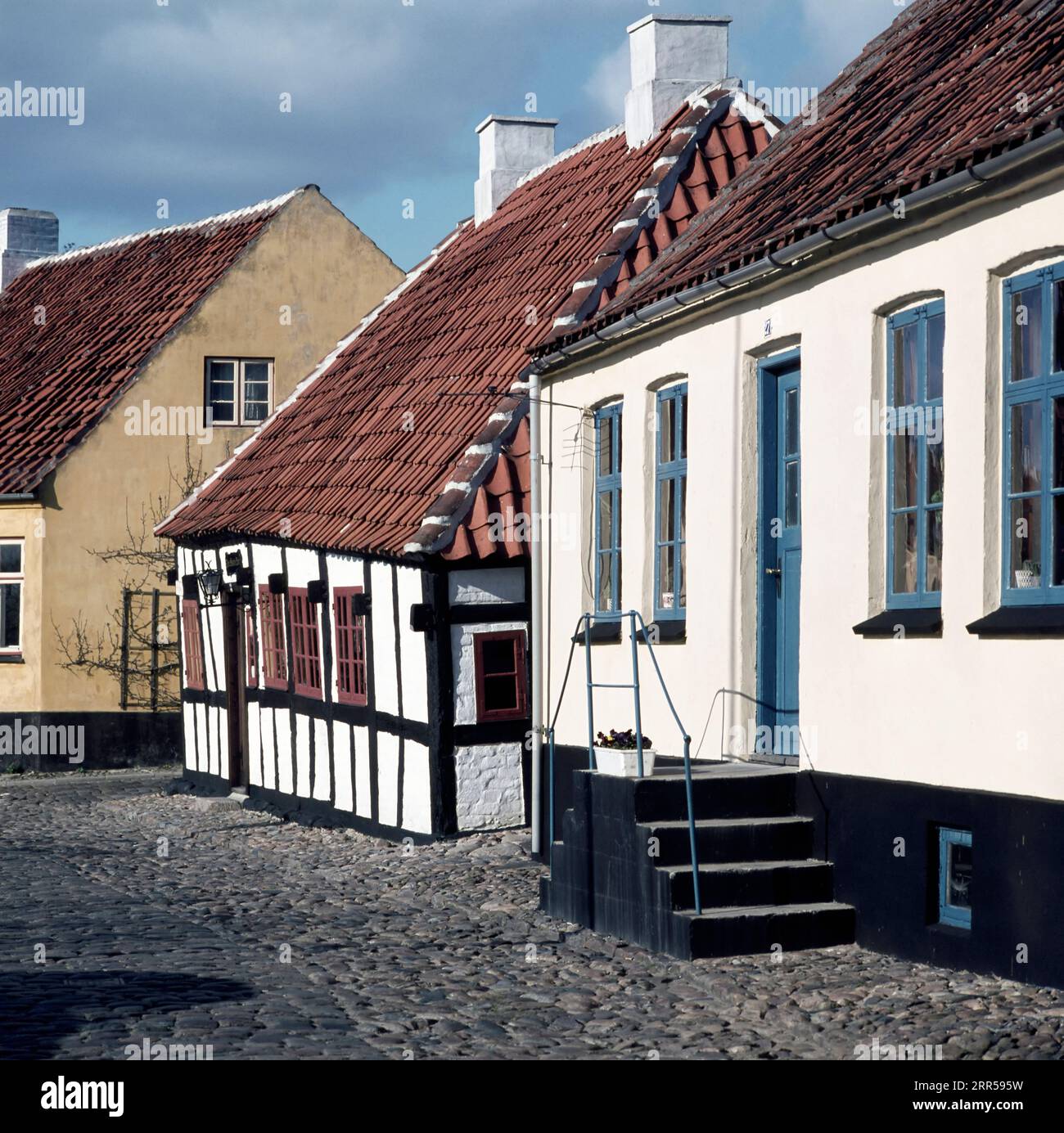 Vicolo nella parte vecchia di Ebeltoft con idilliache case tradizionali a graticcio, Danimarca, Europa Foto Stock