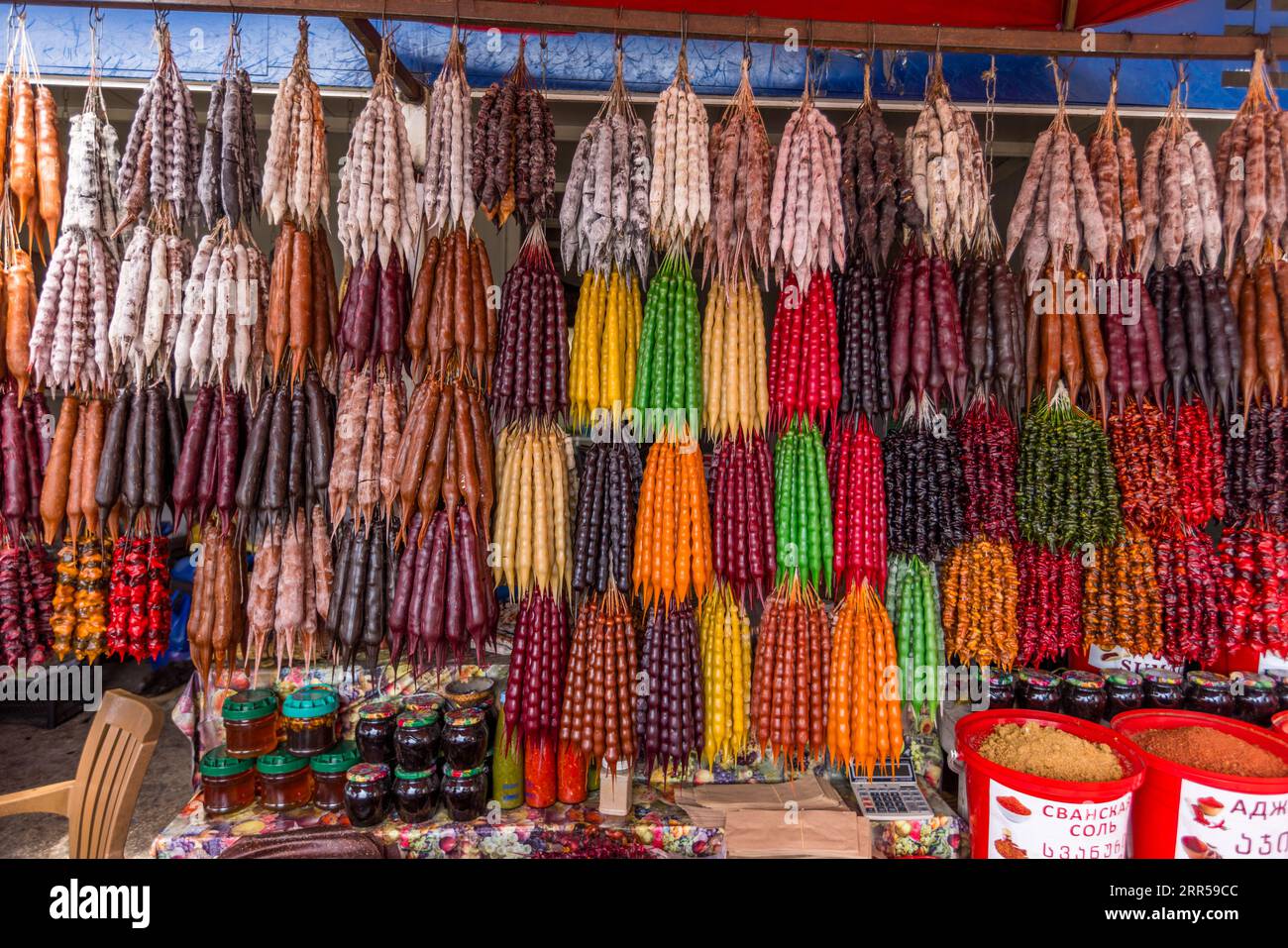 Churtchela (ჩურჩხელა?) è una confettura georgiana. Noci ricoperte di pelamushi, un rivestimento a base di succo d'uva bollito con farina di amido senza zucchero. Dezerter Bazaar, Tbilisi, Georgia Foto Stock