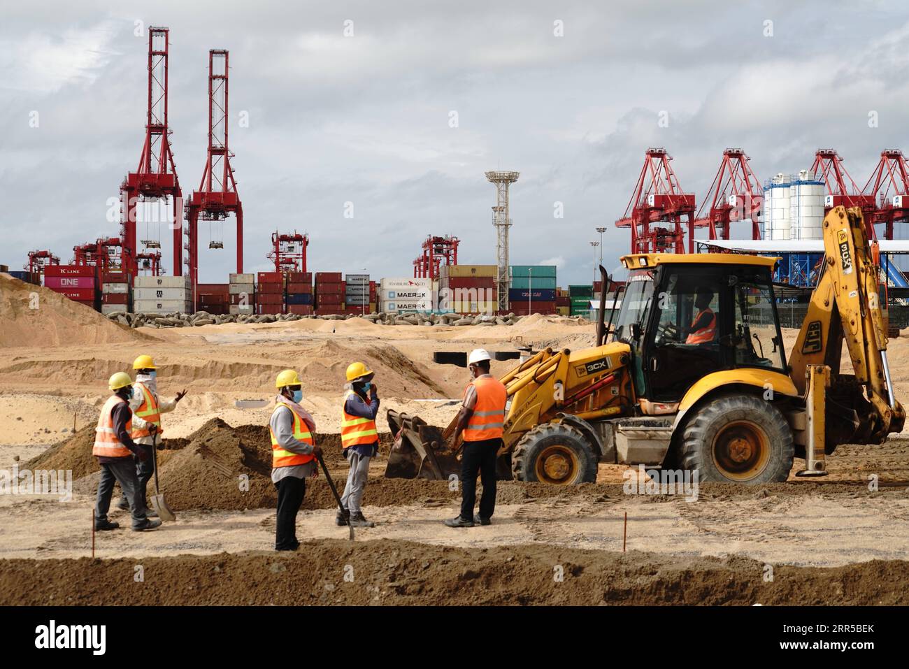 201231 -- PECHINO, 31 dicembre 2020 -- le persone lavorano nel cantiere della Colombo Port City a Colombo, Sri Lanka, 22 settembre 2020. La Colombo Port City, lanciata nel 2014, è un progetto chiave di cooperazione tra Cina e Sri Lanka, sviluppato congiuntamente dal governo dello Sri Lanka e dal CHEC Port City Colombo Pvt Ltd Il 2020 è stato un anno difficile per le economie mondiali nel contesto della pandemia di COVID-19 globale. In questo contesto, la Cina ha visto una cooperazione resiliente con i paesi B&R Belt and Road. Poiché la pandemia di coronavirus colpisce gravemente i trasporti internazionali, la Foto Stock