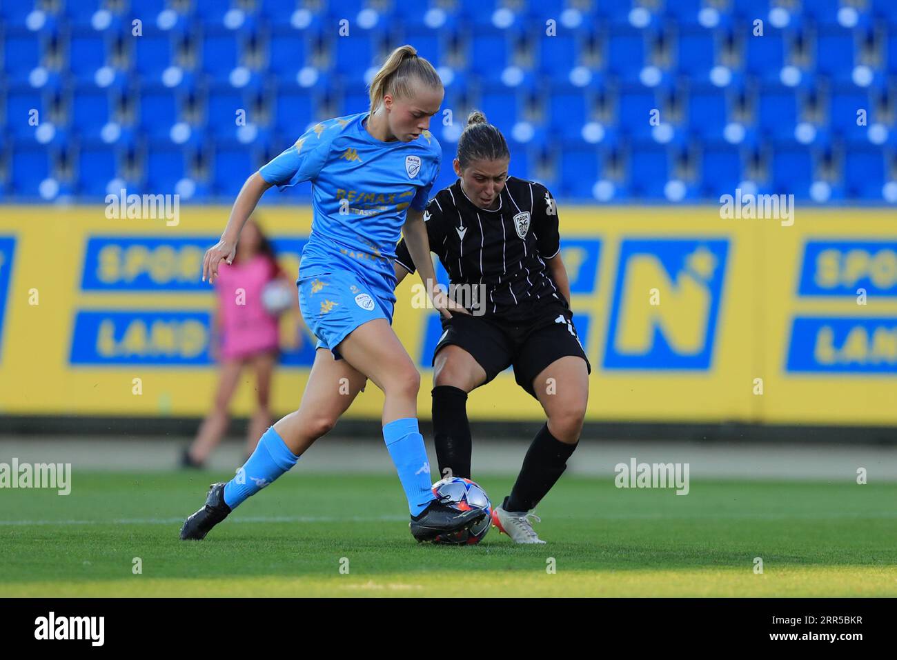 Lina Boussif (Racing FC Union Letzebuerg) schiarendo la palla davanti a Nikoleta Kalesi (11 FC PAOK Salonicco) durante la partita di qualificazione della UEFA Womens Champions League PAOK vs Racing Union all'NV Arena St Polten (Tom Seiss/ SPP) credito: SPP Sport Press Photo. /Alamy Live News Foto Stock