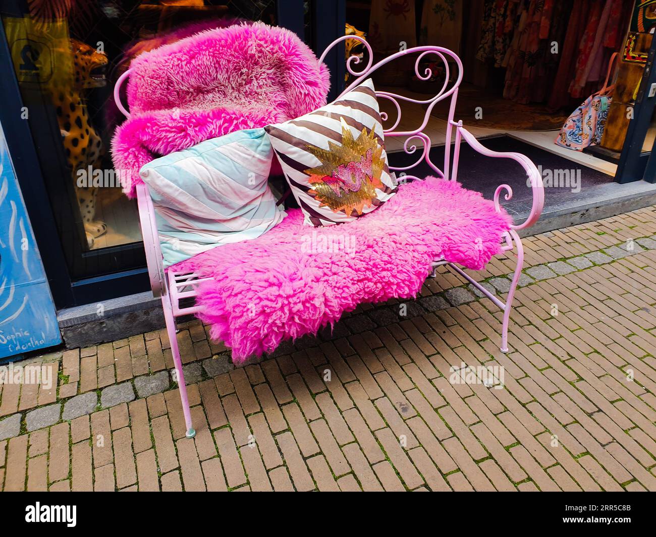 Divano rosa in una strada a Venlo Foto Stock