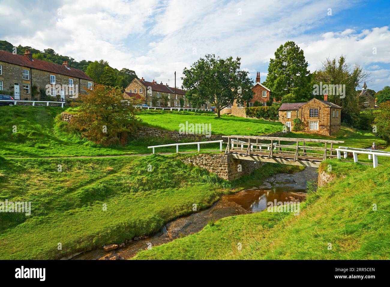 Hutton le Hole è un pittoresco villaggio nel North Yorkshire National Park, con il Fairy Call Beck che attraversa il centro. Foto Stock