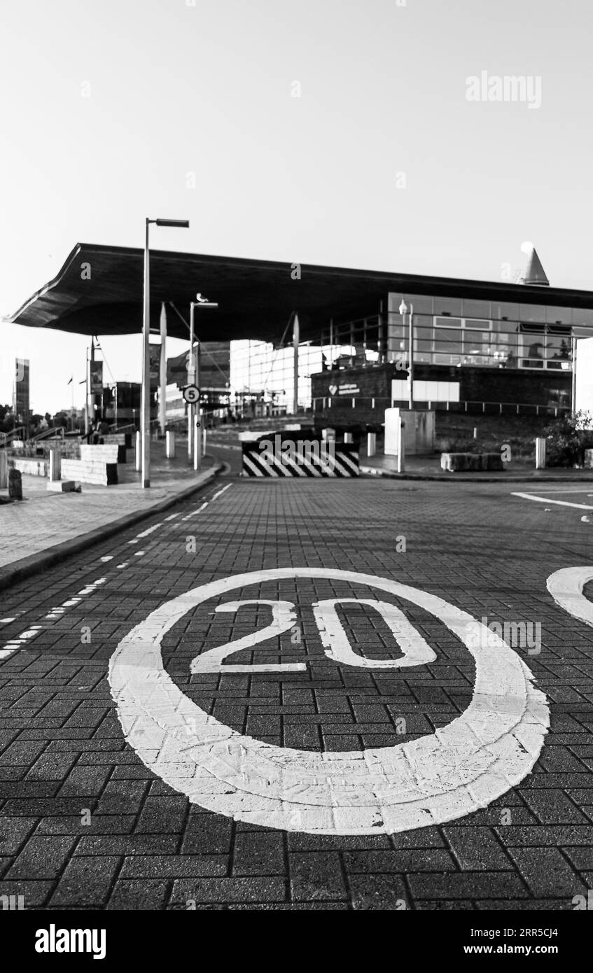 Segnaletica stradale a 20 KM/H fuori dal Parlamento gallese/Cymru Senedd Foto Stock