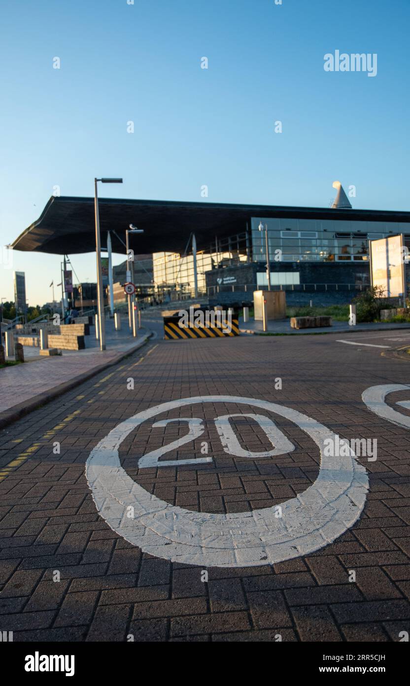 Segnaletica stradale a 20 KM/H fuori dal Parlamento gallese/Cymru Senedd Foto Stock