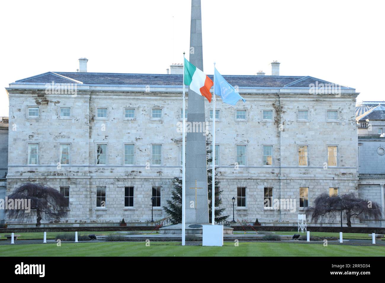 210101 -- DUBLINO, 1 gennaio 2021 -- la bandiera R delle Nazioni Unite è vista sventolare accanto alla bandiera nazionale irlandese a Leinster House a Dublino, Irlanda, 1 gennaio 2021. L'Irlanda ha preso il suo seggio come membro eletto del Consiglio di sicurezza delle Nazioni Unite per un mandato di due anni a partire dal 1° gennaio 2021, ha detto il Dipartimento degli affari Esteri del paese venerdì. IRLANDA-DUBLINO-MEMBRO DEL CONSIGLIO DI SICUREZZA DELLE NAZIONI UNITE XINHUA PUBLICATIONXNOTXINXCHN Foto Stock