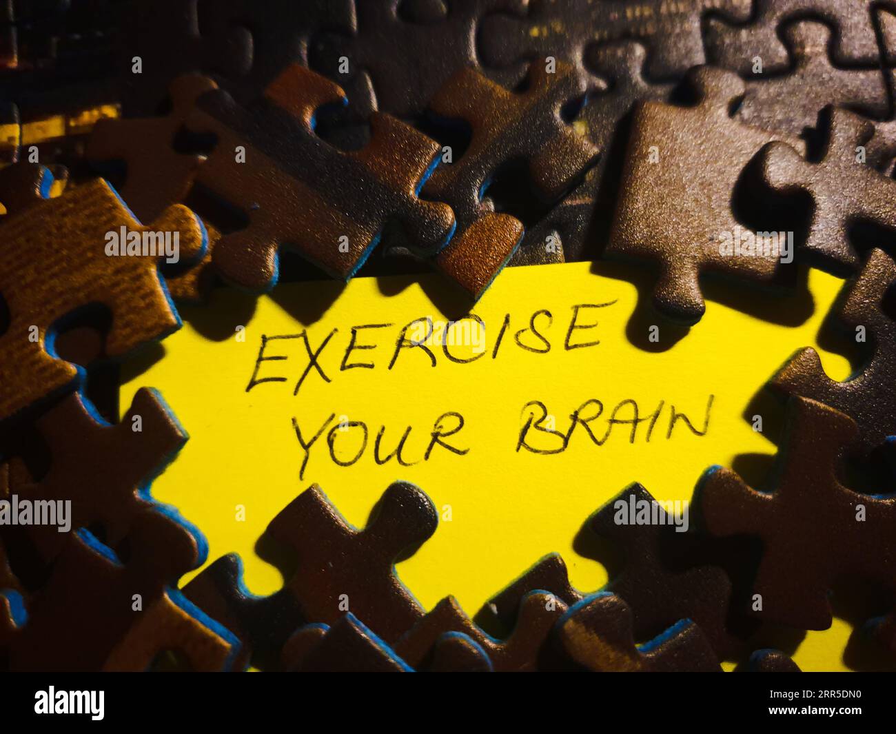 Esercitate il cervello - primo piano di testo e puzzle Foto Stock