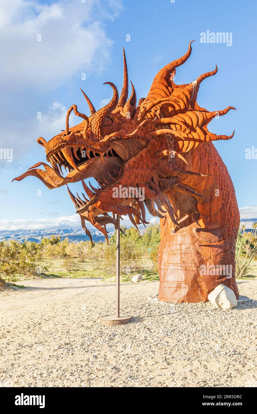 Borrego Springs, California, USA. 10 febbraio 2019. Scultura in acciaio saldato di un drago di Ricardo Breceda. Foto Stock