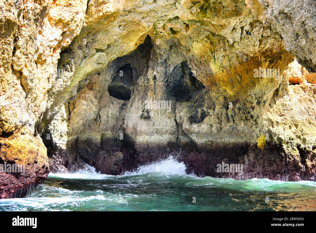 Grotta del cranio sulle falesie di Lagos in Algarve, Portogallo Foto Stock