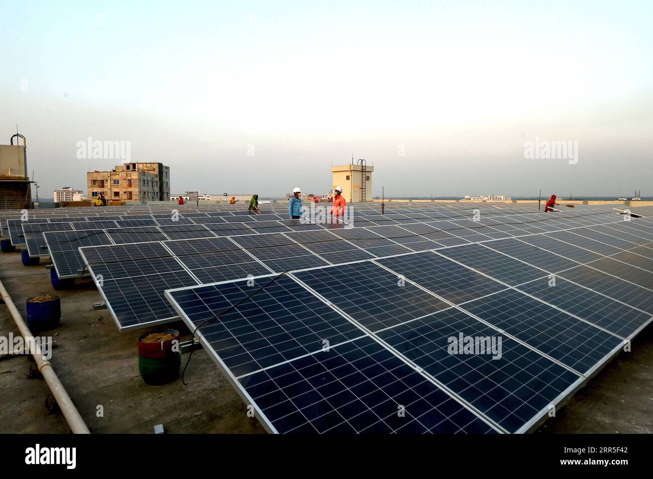 210104 -- GAZIPUR, 4 gennaio 2021 -- foto scattata il 3 gennaio 2021 mostra pannelli solari installati in un edificio di fabbrica a Gazipur, alla periferia della capitale Dacca, Bangladesh. Al giorno d'oggi i sistemi solari stanno diventando una forma sempre più popolare di energia alternativa in Bangladesh, e molte fabbriche del paese stanno passando a sistemi di energia solare. FABBRICA DEL BANGLADESH - ENERGIA SOLARE Salim PUBLICATIONxNOTxINxCHN Foto Stock