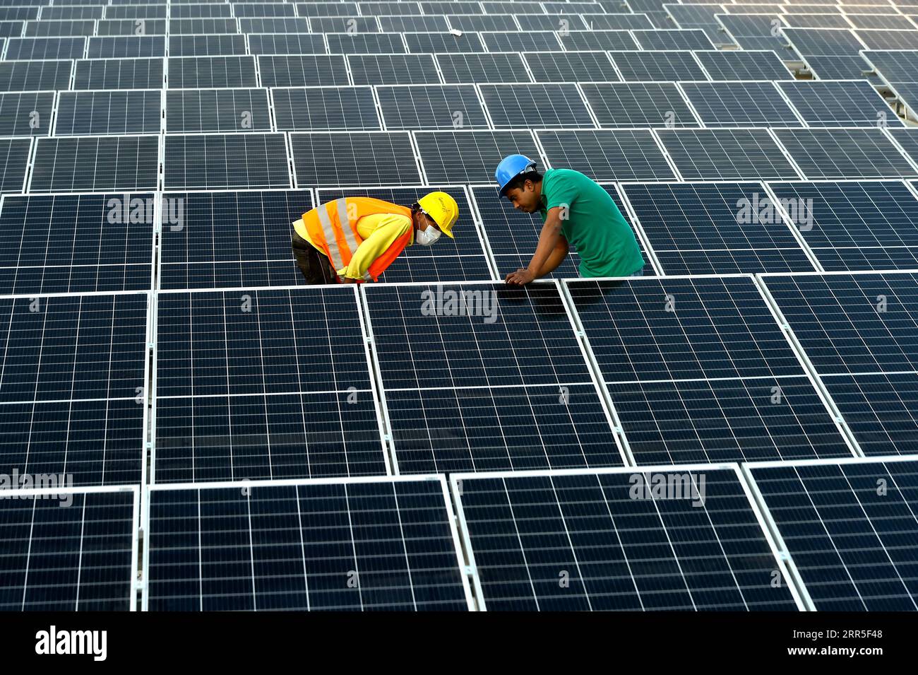 210104 -- GAZIPUR, 4 gennaio 2021 -- i tecnici esaminano i pannelli solari installati in un edificio di fabbrica a Gazipur, alla periferia della capitale Dacca, Bangladesh, il 3 gennaio 2021. Al giorno d'oggi i sistemi solari stanno diventando una forma sempre più popolare di energia alternativa in Bangladesh, e molte fabbriche del paese stanno passando a sistemi di energia solare. FABBRICA DEL BANGLADESH - ENERGIA SOLARE Salim PUBLICATIONxNOTxINxCHN Foto Stock