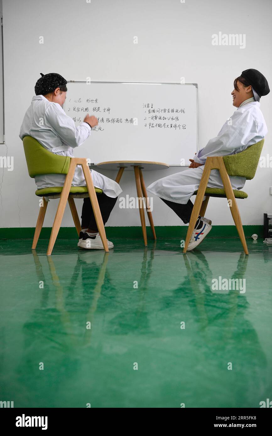 210105 -- YINCHUAN, 5 gennaio 2021 -- hai Yan L e ma Yan parlano di Livestreaming al workshop di riduzione della povertà di e-commerce Minning Hemei nel villaggio di Yuanlong nella Minning Township a Yinchuan, nella regione autonoma Ningxia Hui della Cina nord-occidentale, 11 novembre 2020. Xihaigu, una delle aree più povere della Cina situata a Ningxia, ha visto la sua ultima contea impoverita rimossa dalla lista nazionale della povertà il 16 novembre 2020. Oltre 60.000 agricoltori di Xihaigu sono stati trasferiti a Minning Township, che si è convertita da una città nel deserto del Gobi a una modernizzata città dimostrativa di trasferimento ecologico sopra il p Foto Stock